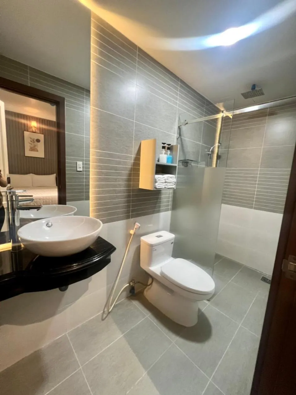 Shower in ĐÔNG NHƯ HOTEL