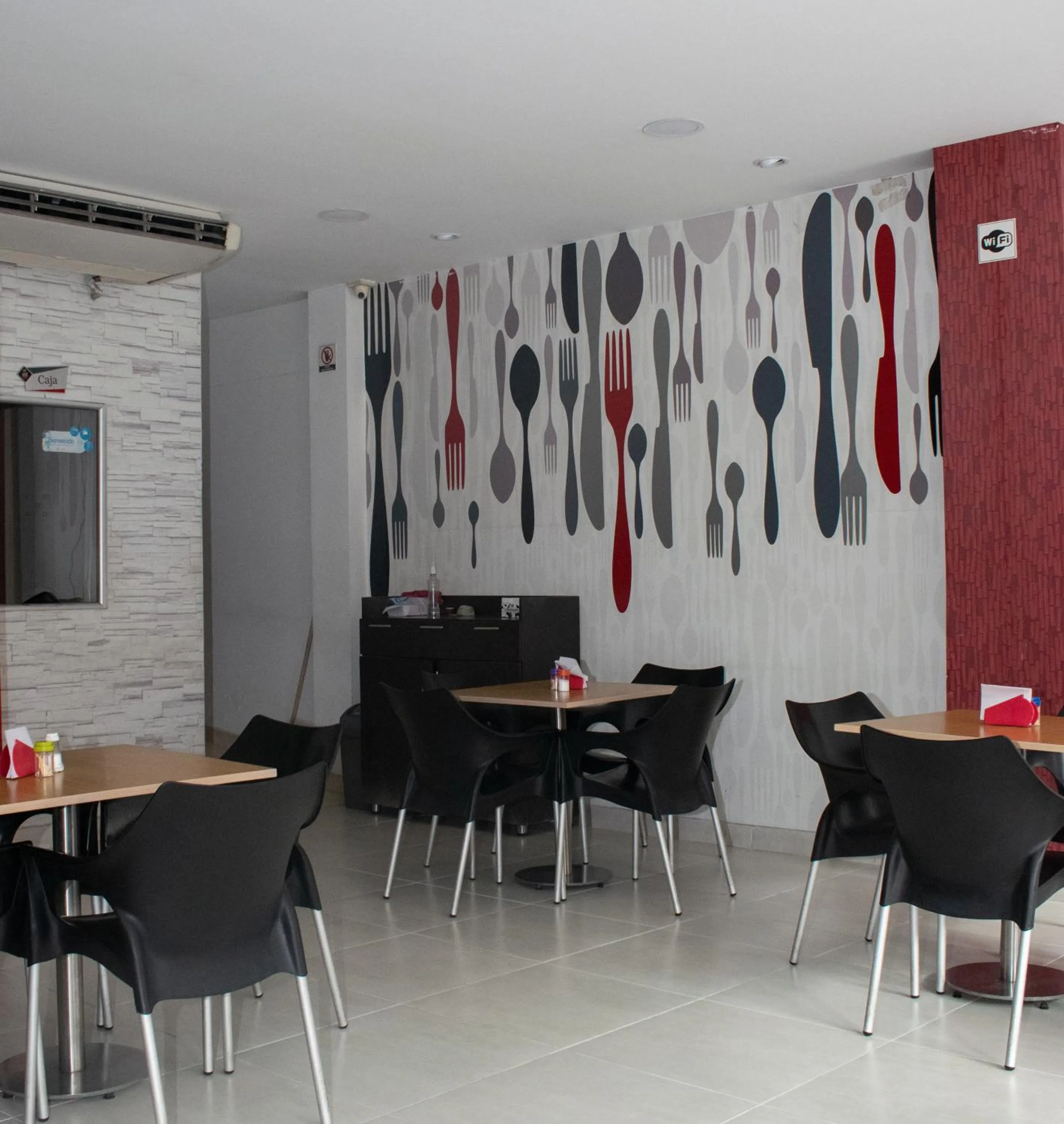 Restaurant/places to eat in Hotel Exelsior