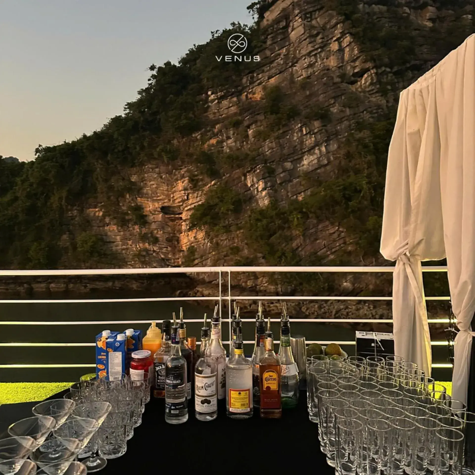 Food and drinks in Venus Cruises Halong Bay by Venus Group Food and drinks in Venus Cruises Halong Bay by Venus Group