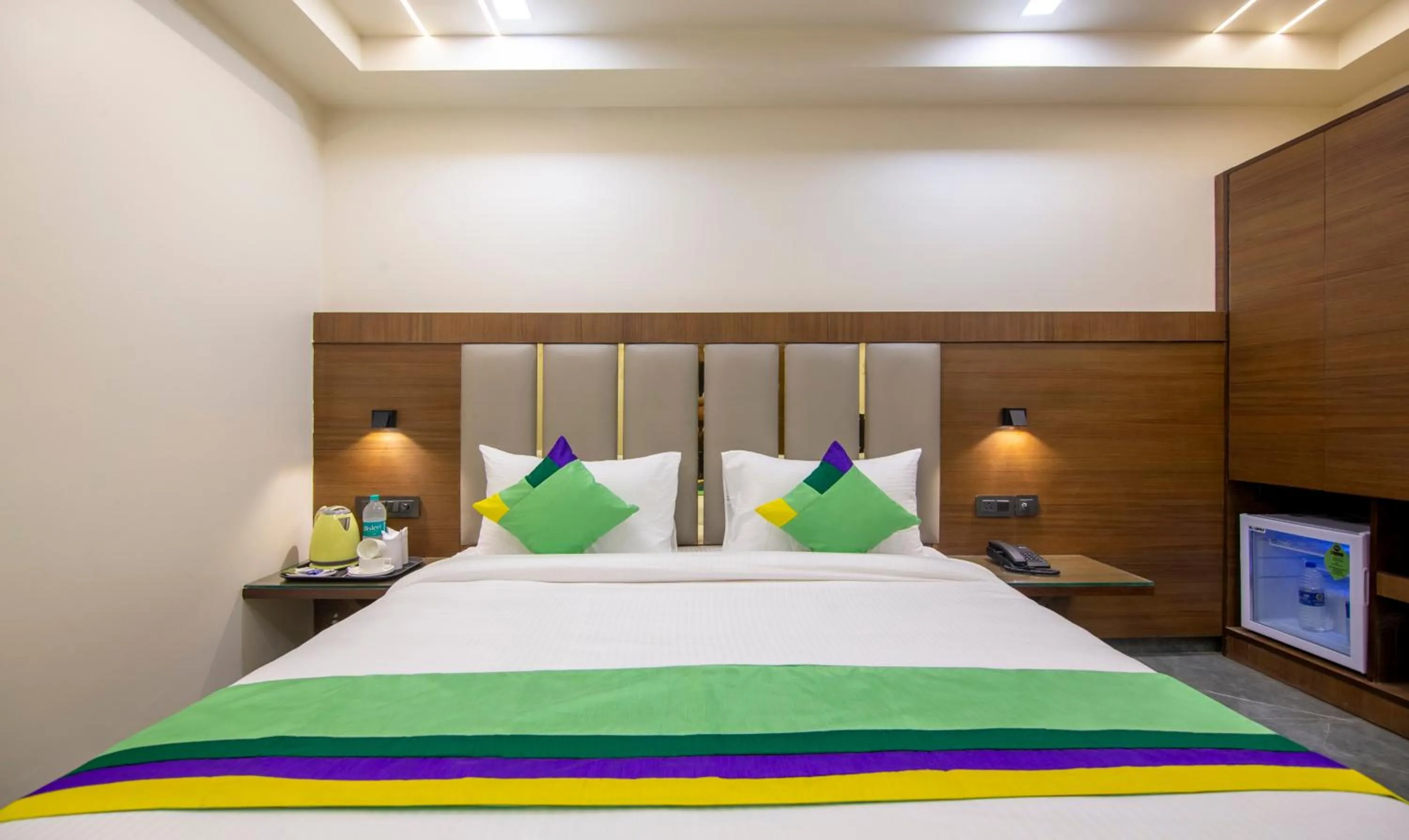 Bed in Treebo Royal Comfort