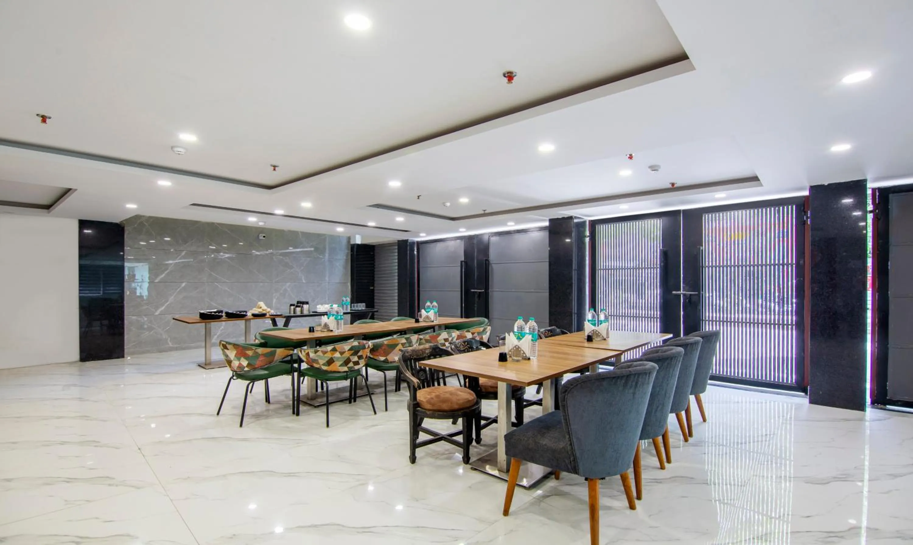 Restaurant/places to eat in Treebo Royal Comfort