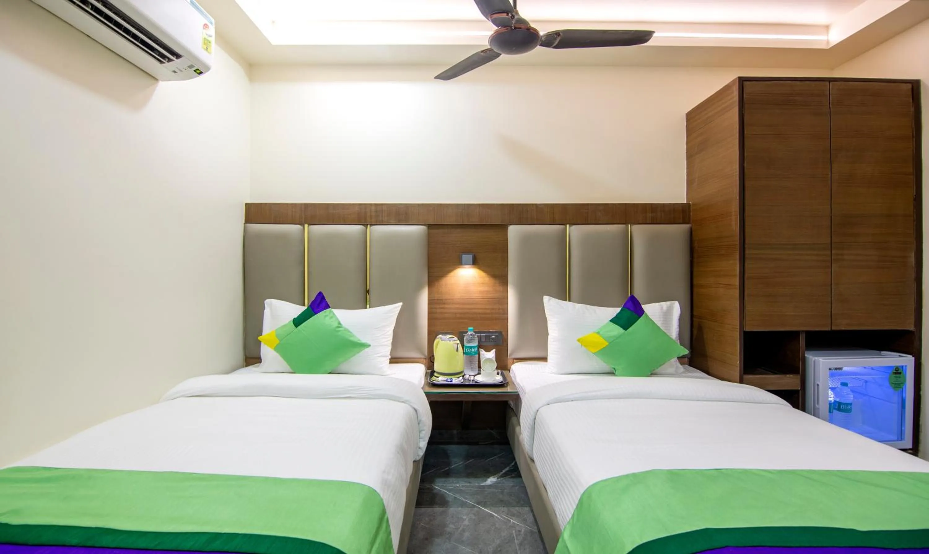 Bed in Treebo Royal Comfort