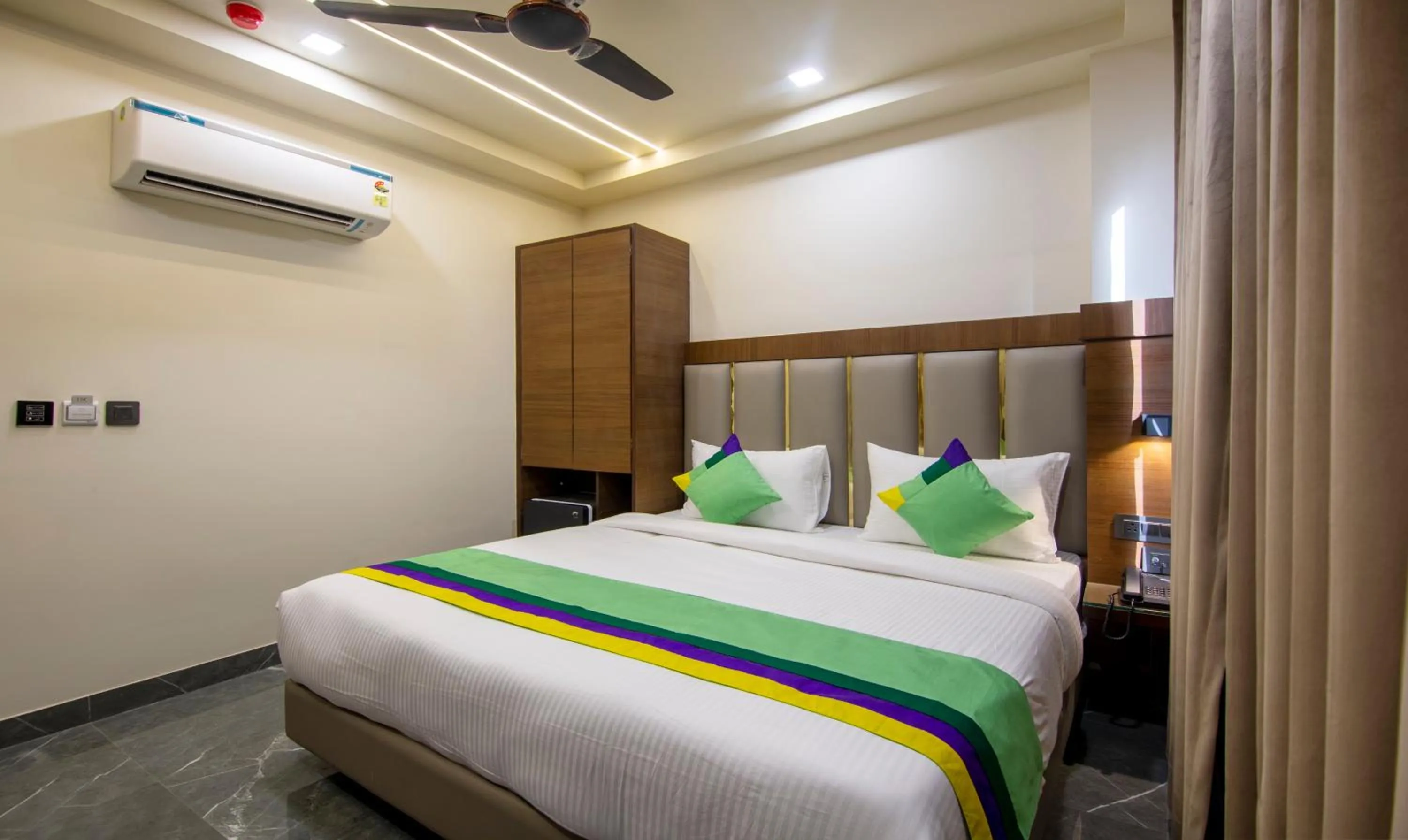 Bed in Treebo Royal Comfort