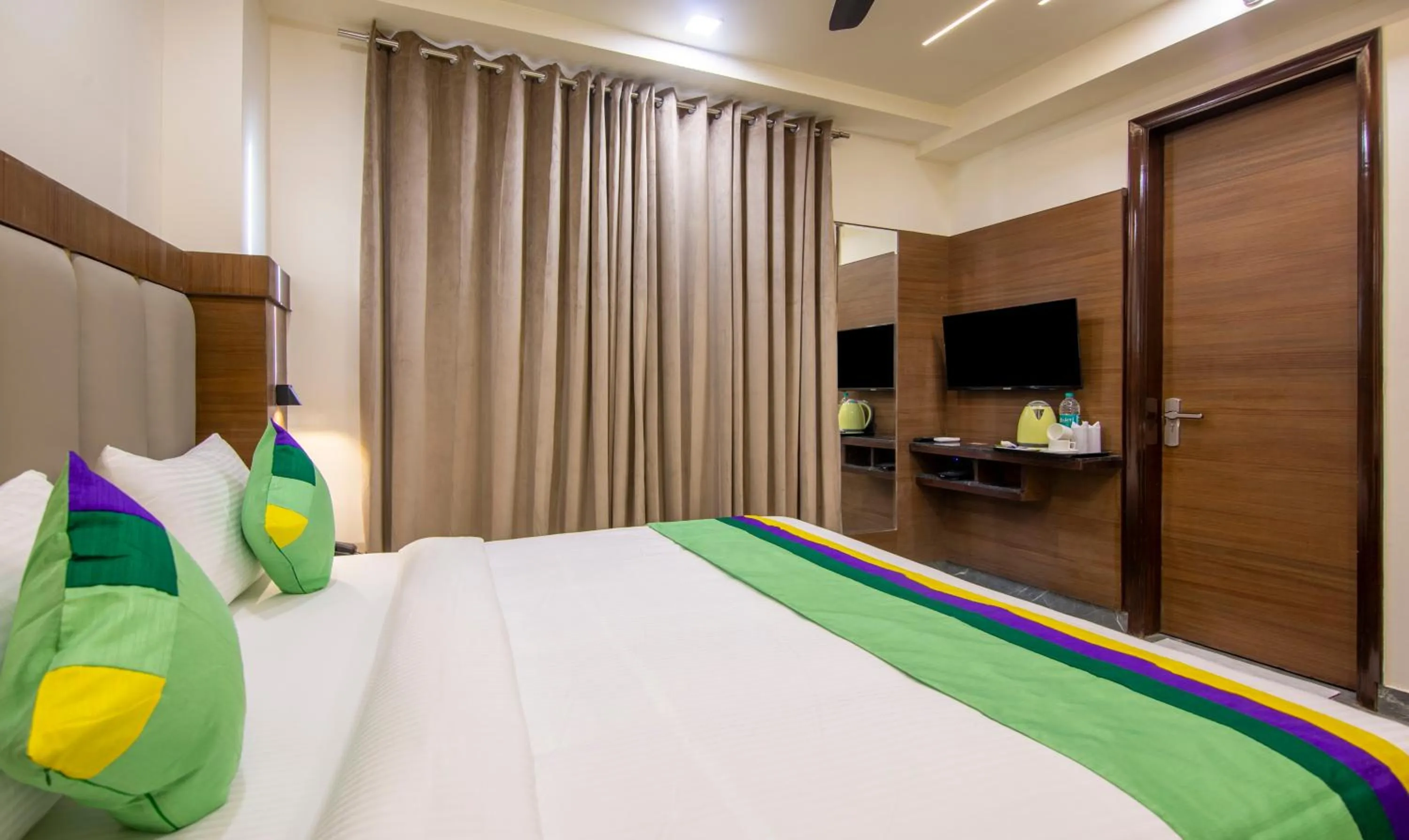 Bed in Treebo Royal Comfort