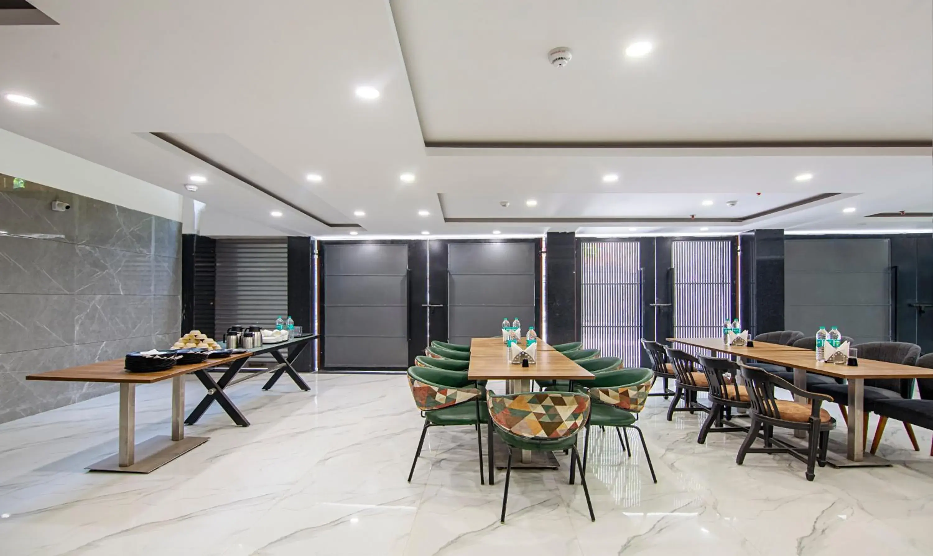 Restaurant/places to eat in Treebo Royal Comfort Restaurant/places to eat in Treebo Royal Comfort