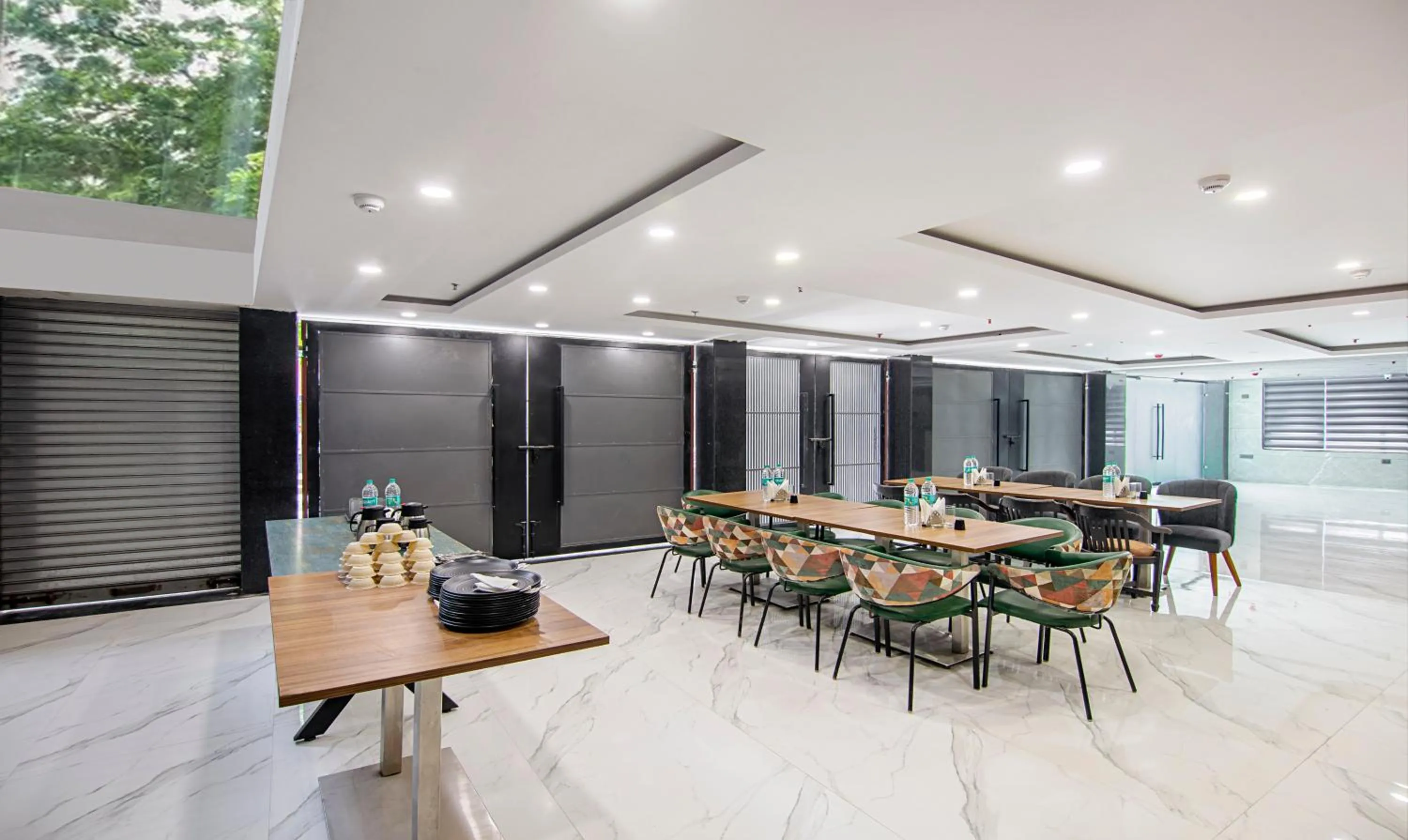 Restaurant/places to eat in Treebo Royal Comfort