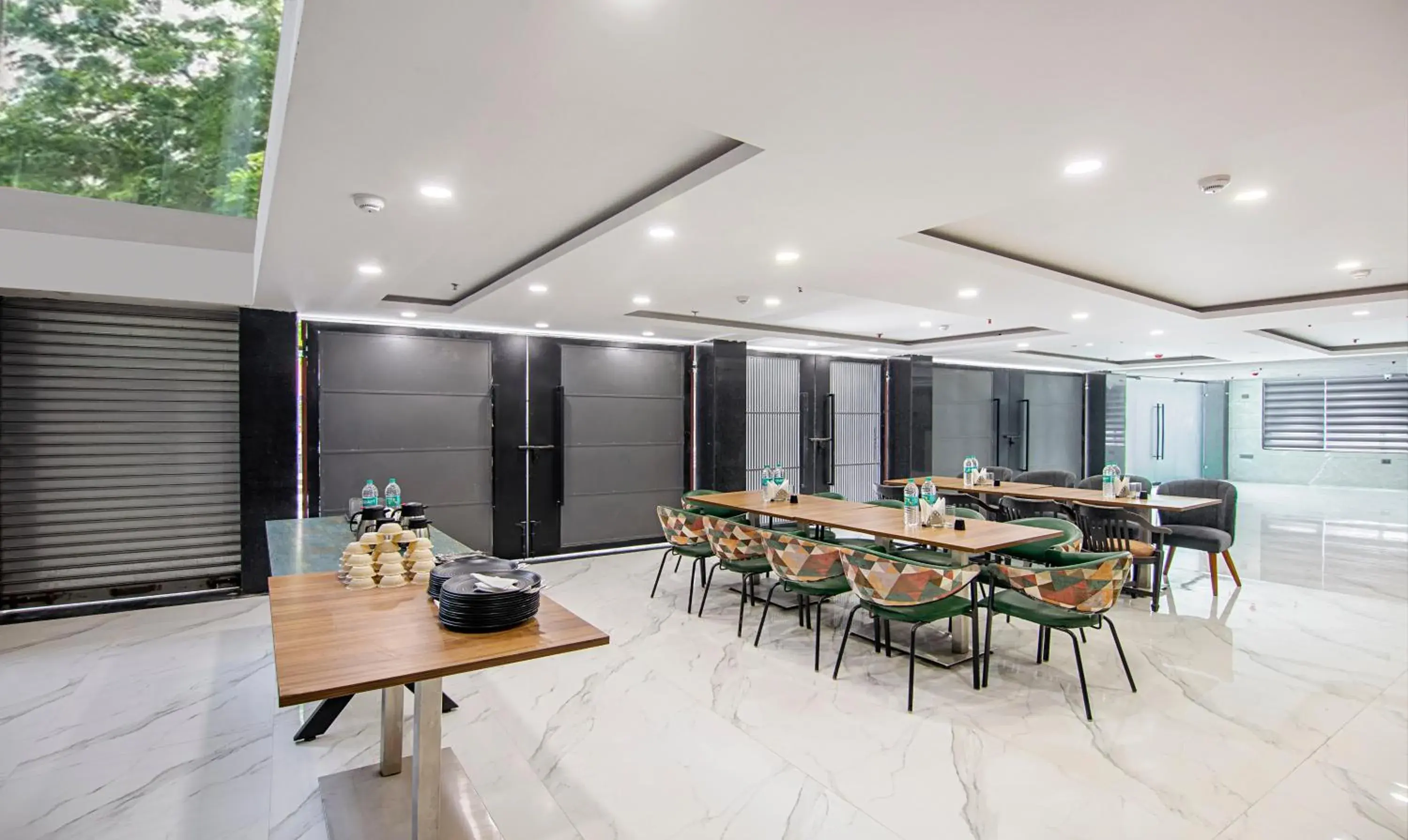 Restaurant/places to eat in Treebo Royal Comfort Restaurant/places to eat in Treebo Royal Comfort