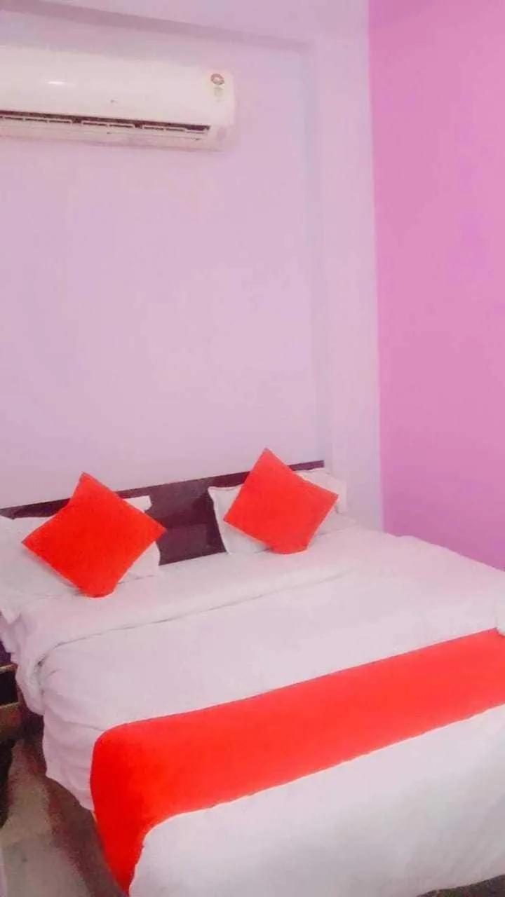 Bedroom in OYO Flagship The Crown Guest House