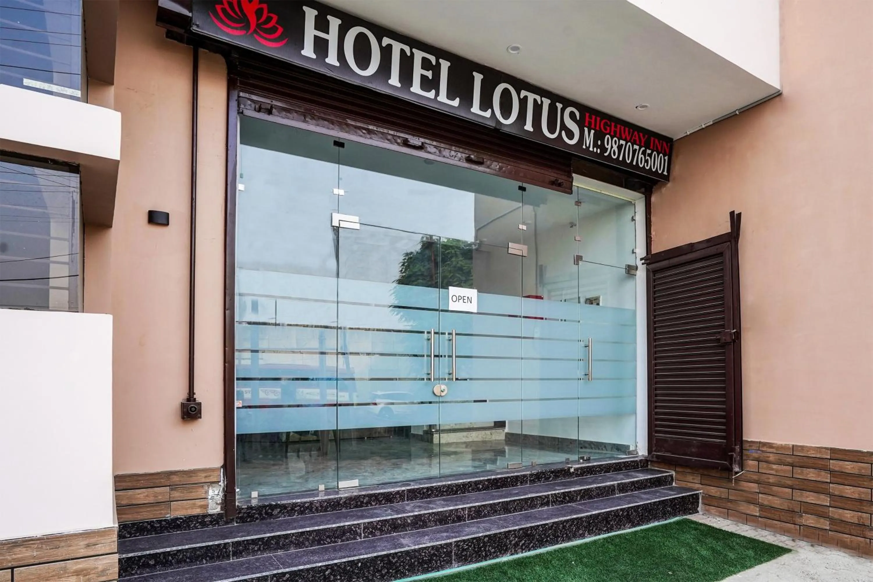 Facade/entrance in Hotel O Flagship Hotel Lotus Highway Inn