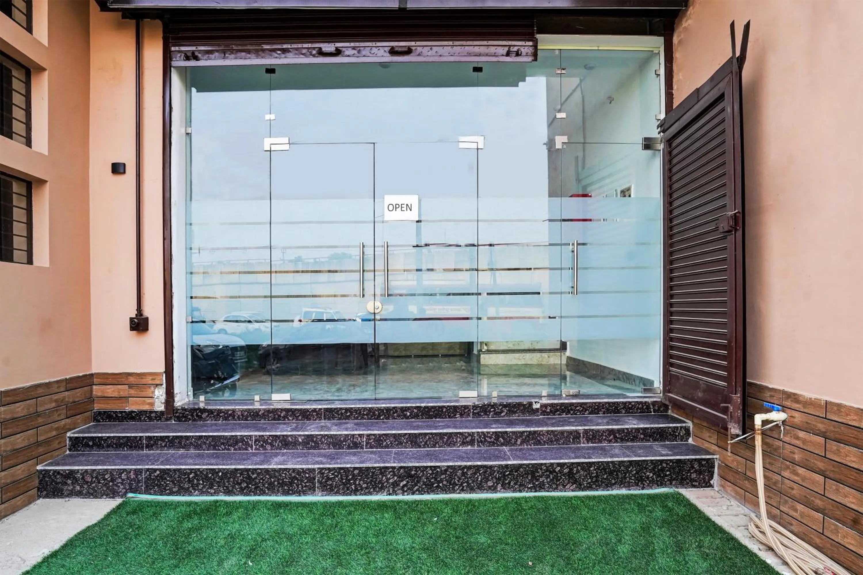 Facade/entrance in Hotel O Flagship Hotel Lotus Highway Inn