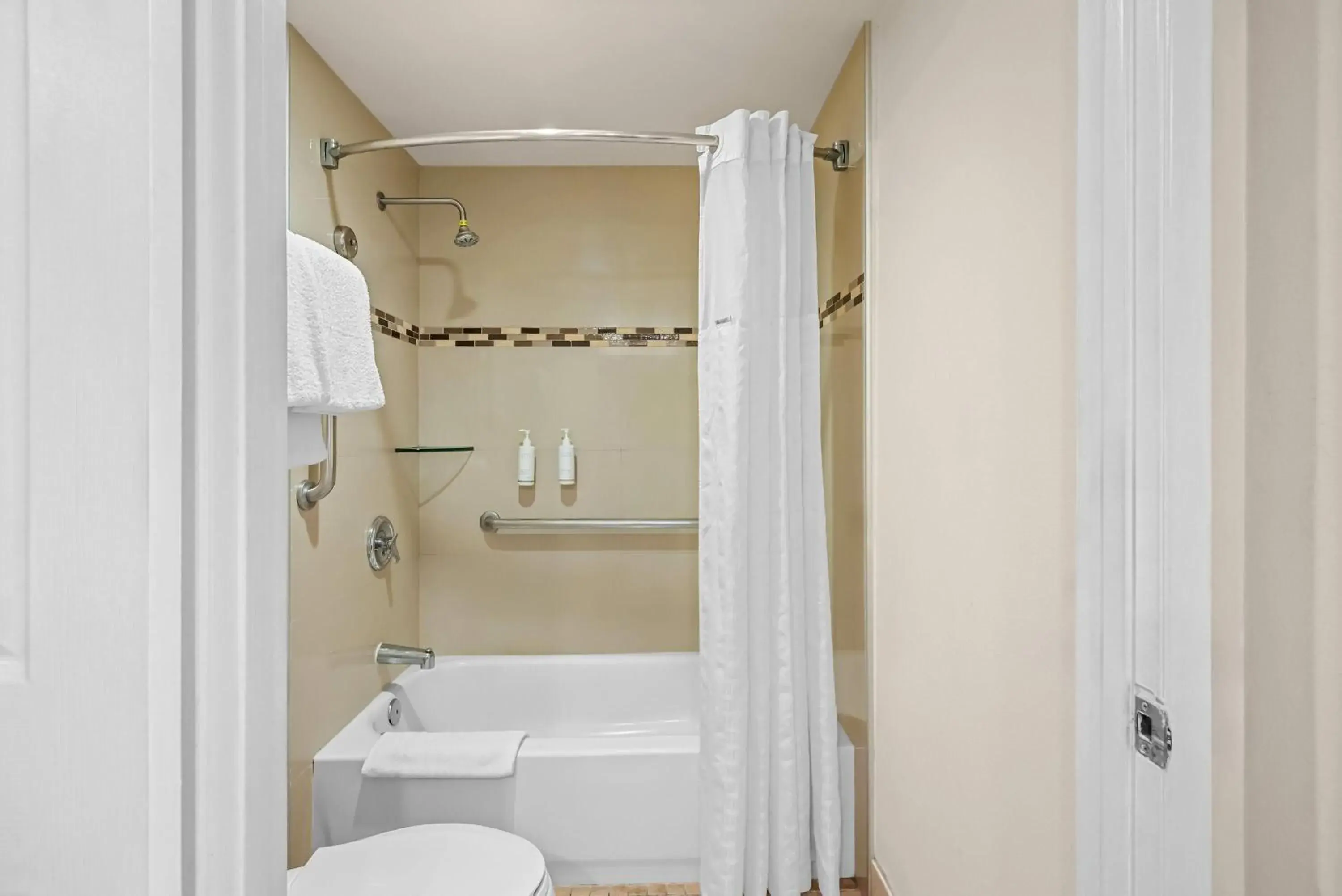 Bathroom in Howard Johnson by Wyndham Pasadena Bathroom in Howard Johnson by Wyndham Pasadena