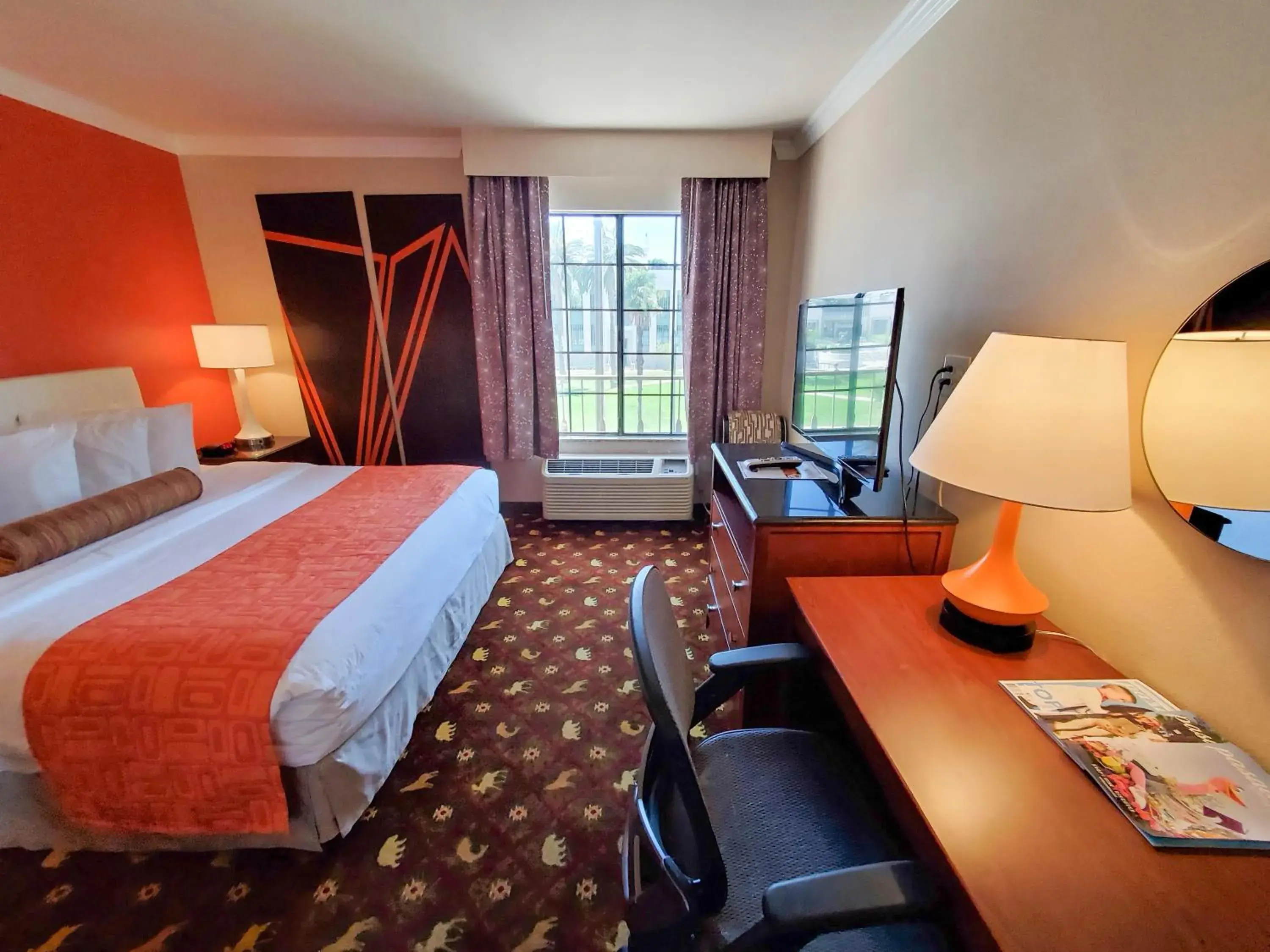 Photo of the whole room, Bed in Howard Johnson by Wyndham Pasadena Photo of the whole room, Bed in Howard Johnson by Wyndham Pasadena