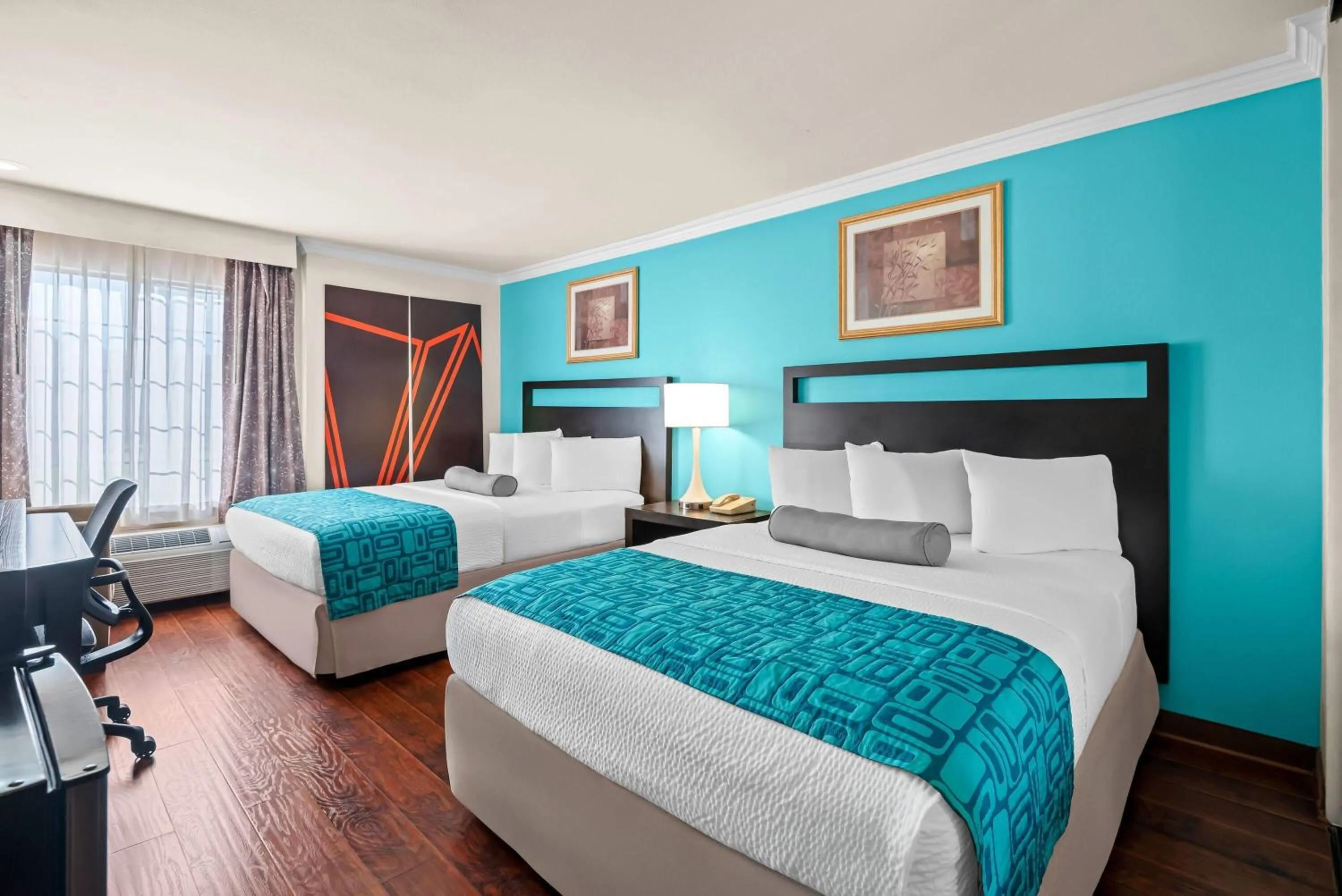 Bed in Howard Johnson by Wyndham Pasadena