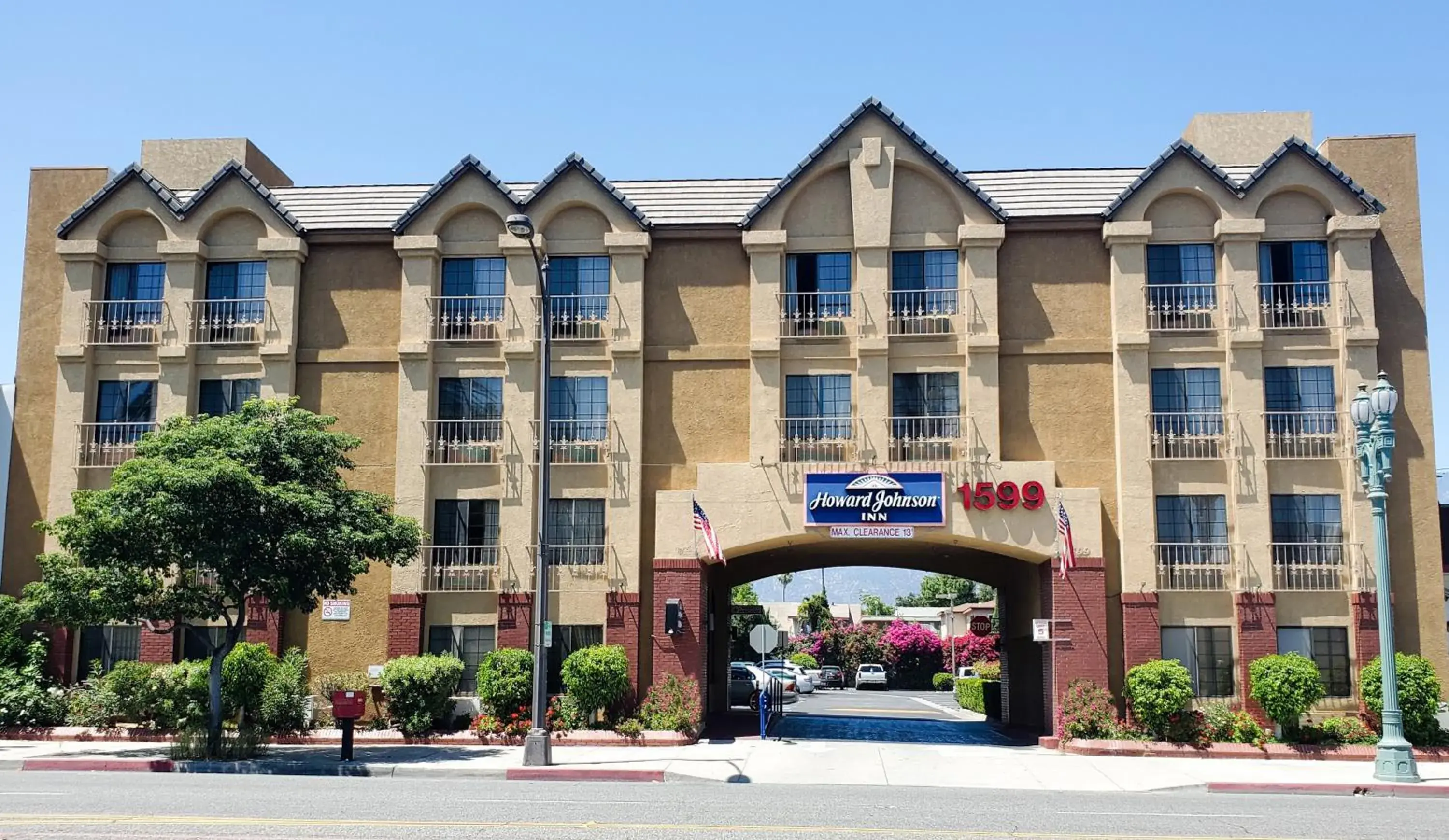 Property building in Howard Johnson by Wyndham Pasadena Property building in Howard Johnson by Wyndham Pasadena