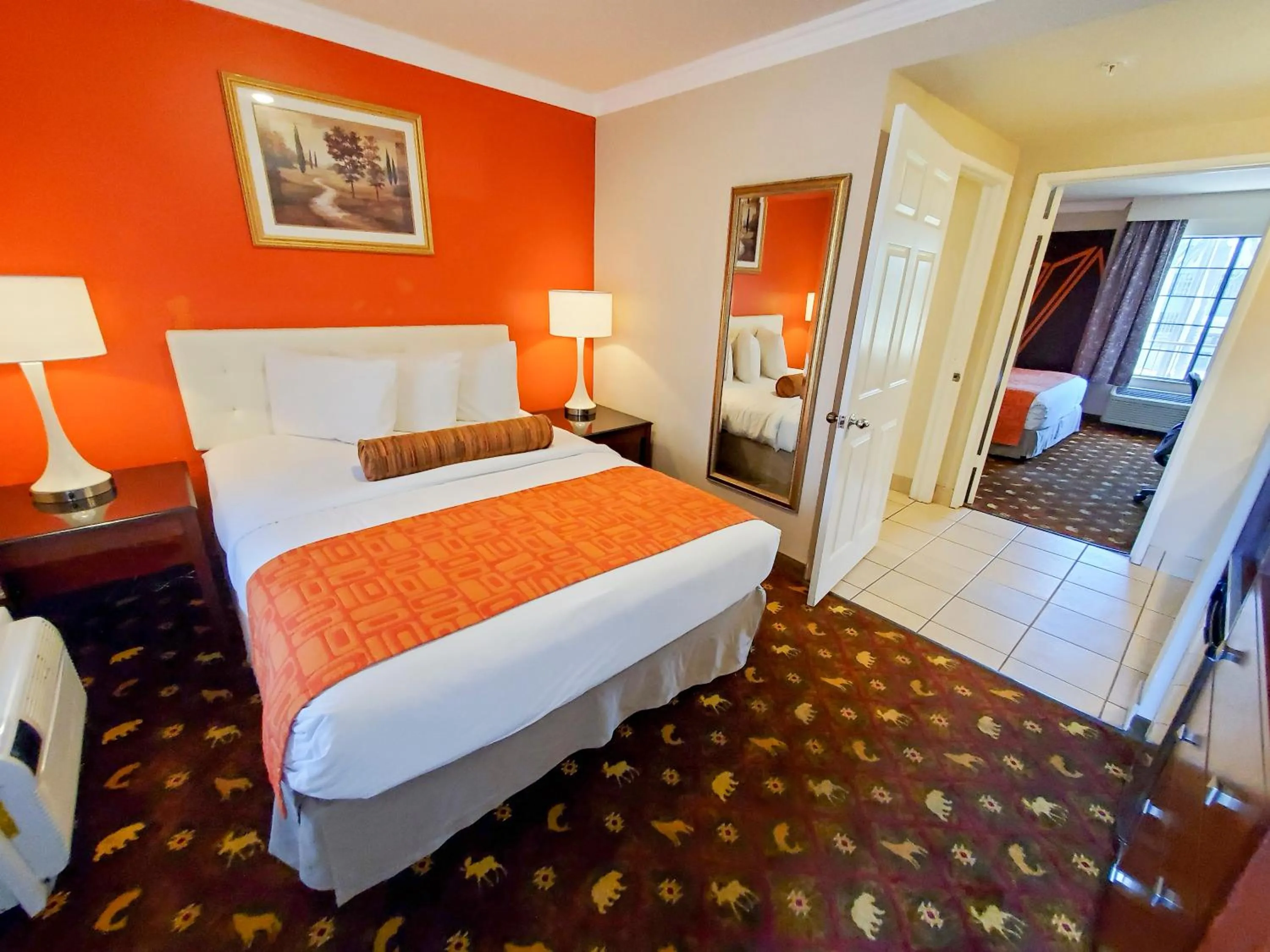 Bed in Howard Johnson by Wyndham Pasadena