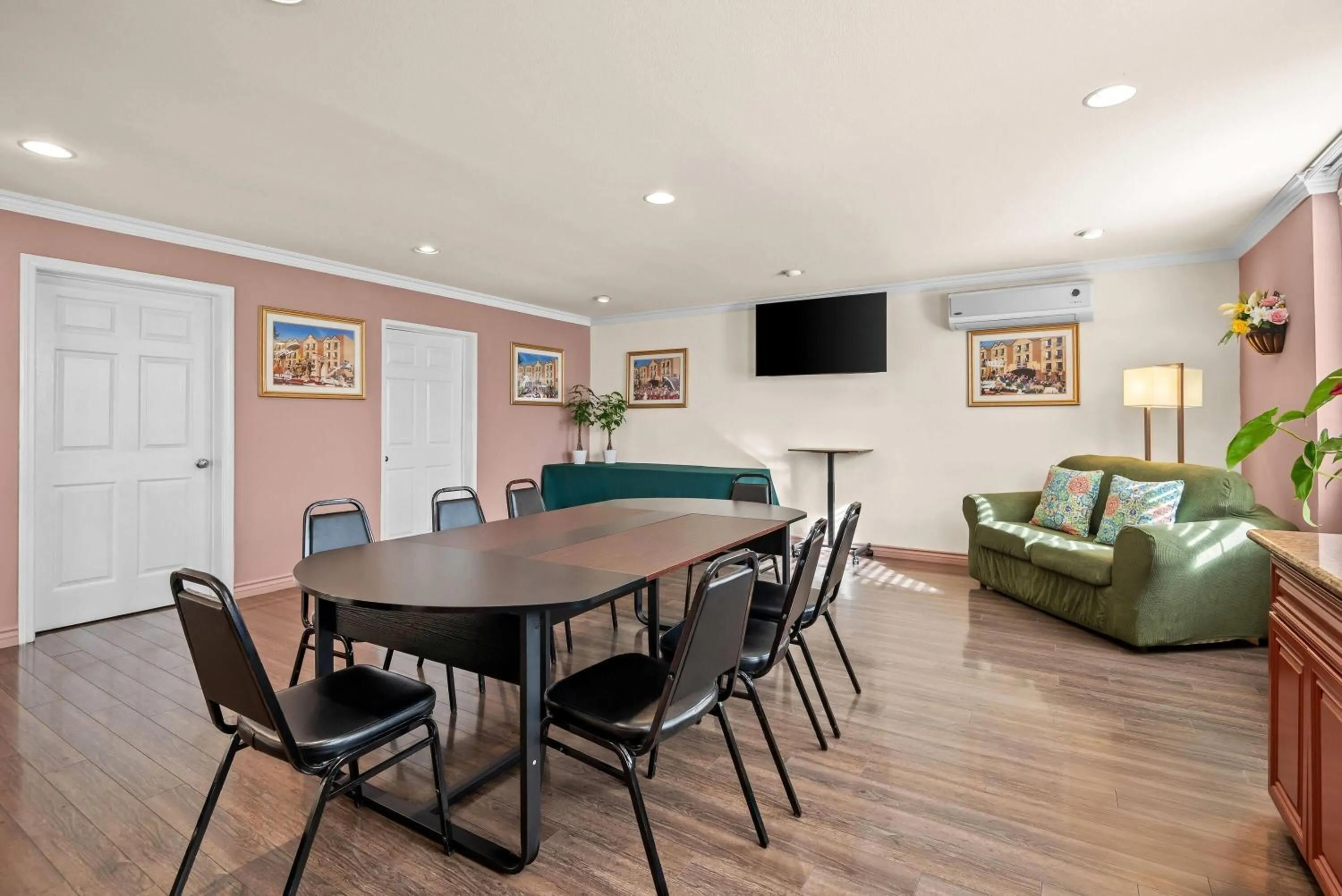 Meeting/conference room in Howard Johnson by Wyndham Pasadena