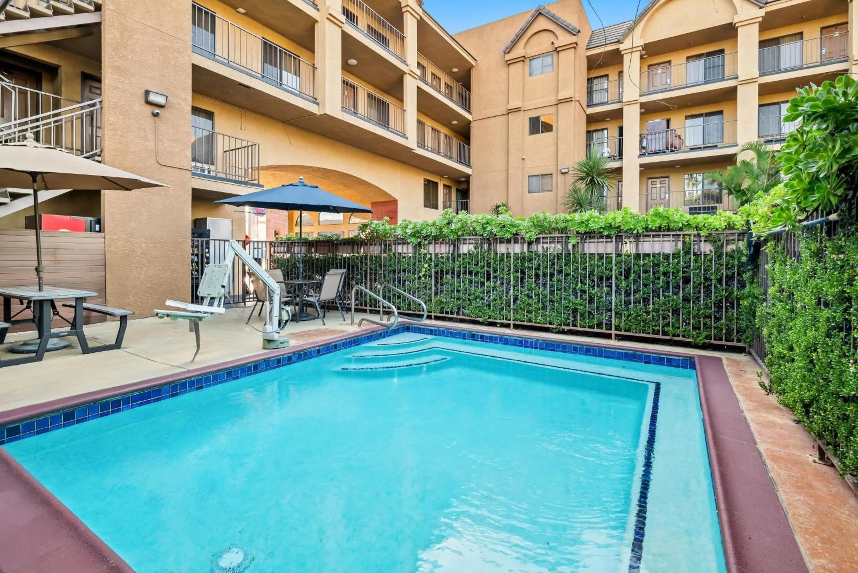 Swimming pool in Howard Johnson by Wyndham Pasadena
