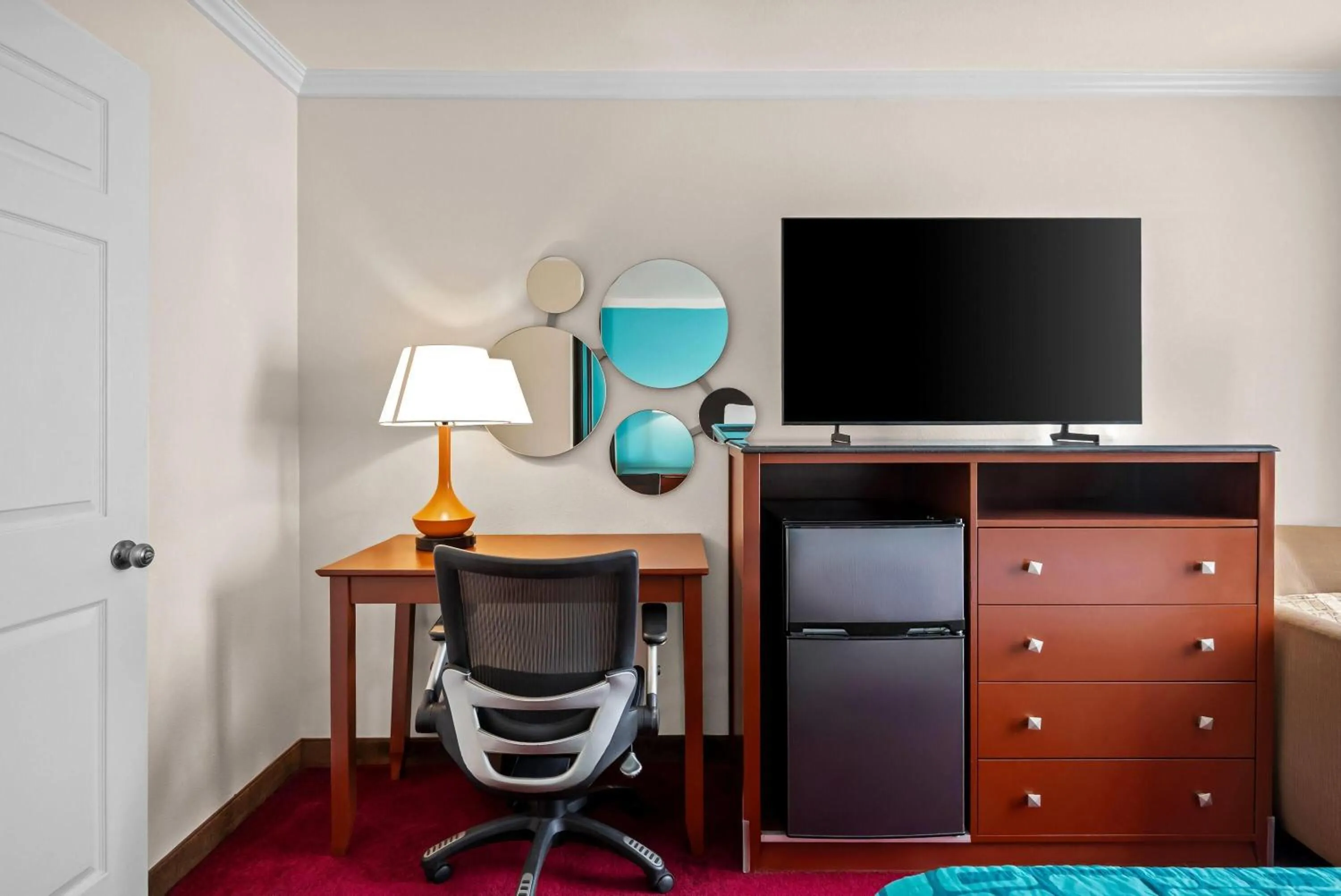 Photo of the whole room in Howard Johnson by Wyndham Pasadena