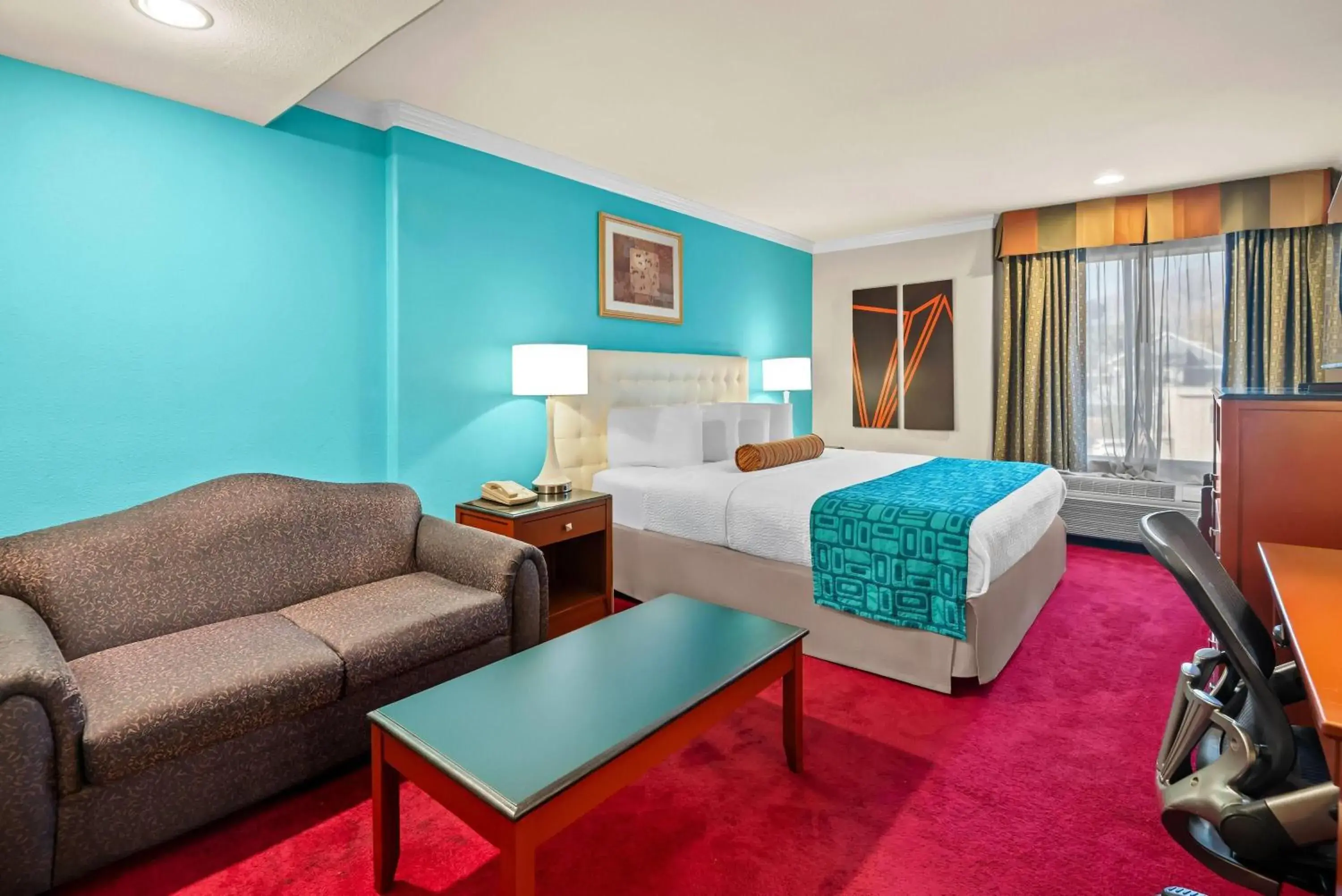 Bed in Howard Johnson by Wyndham Pasadena Bed in Howard Johnson by Wyndham Pasadena