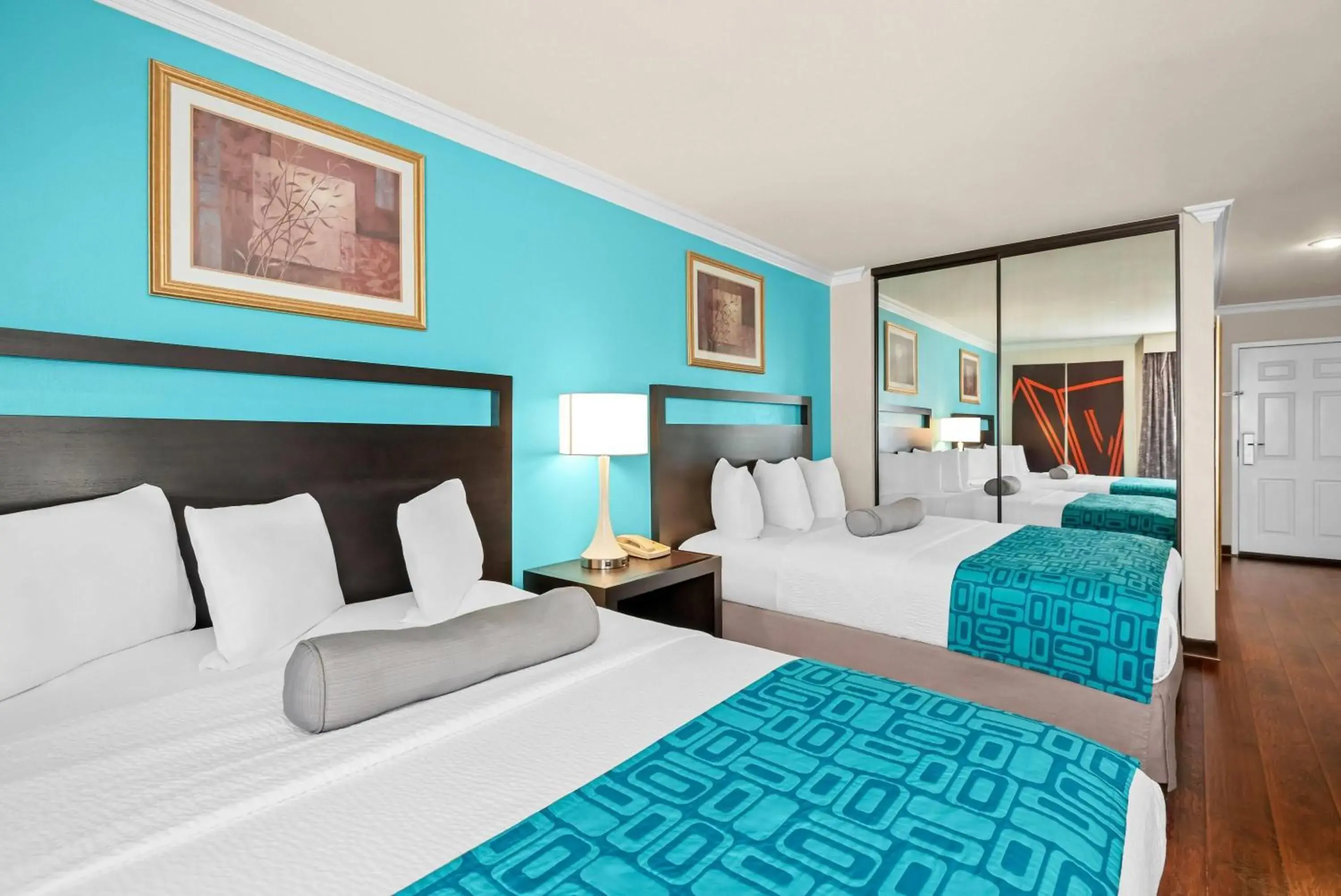 Bed in Howard Johnson by Wyndham Pasadena Bed in Howard Johnson by Wyndham Pasadena