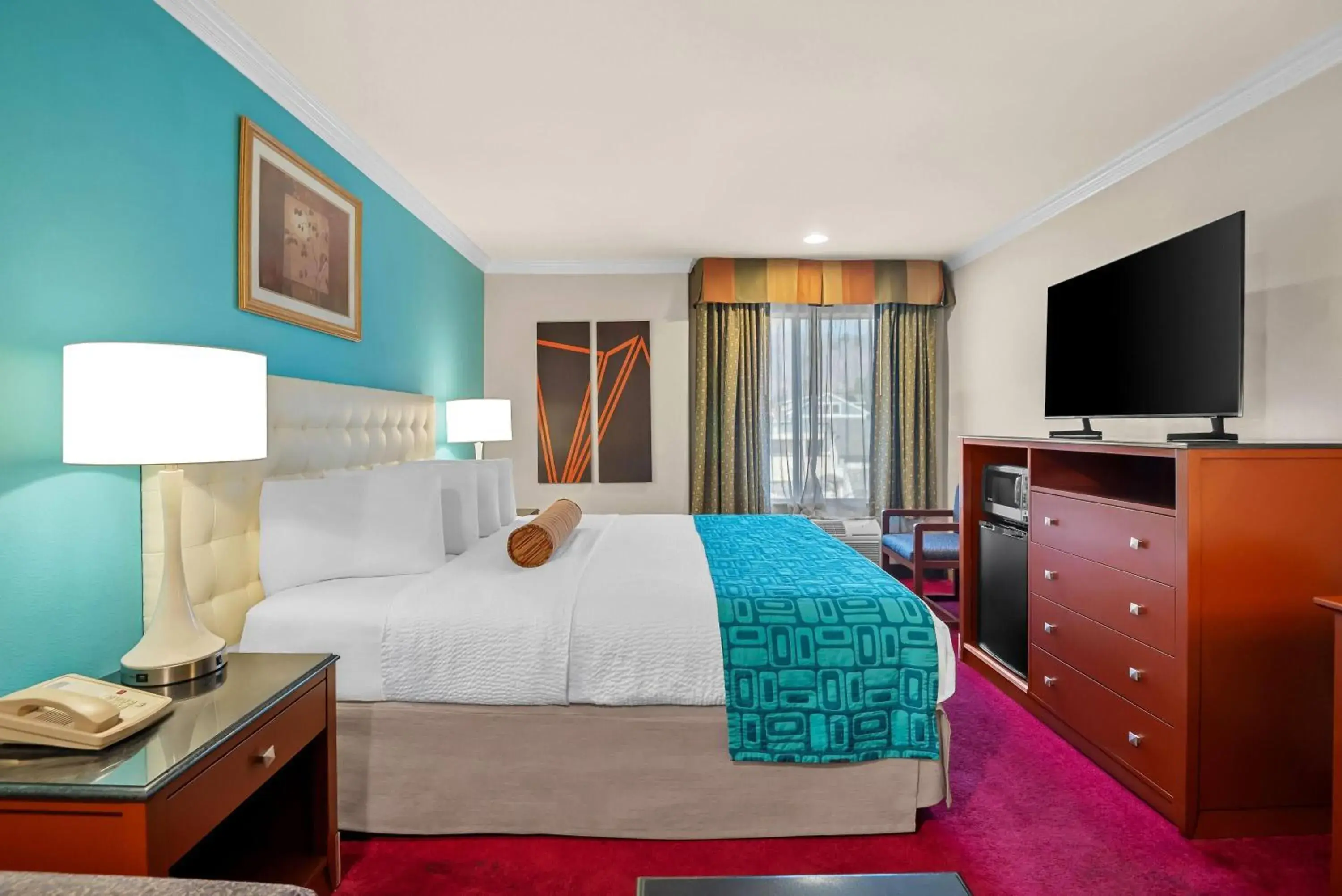 Bed in Howard Johnson by Wyndham Pasadena Bed in Howard Johnson by Wyndham Pasadena