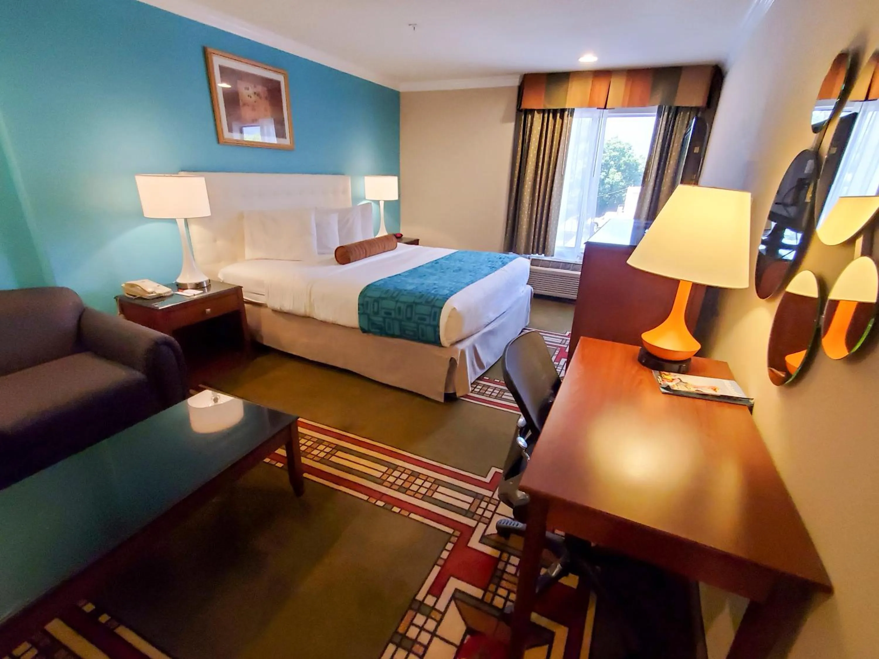 Photo of the whole room, Bed in Howard Johnson by Wyndham Pasadena