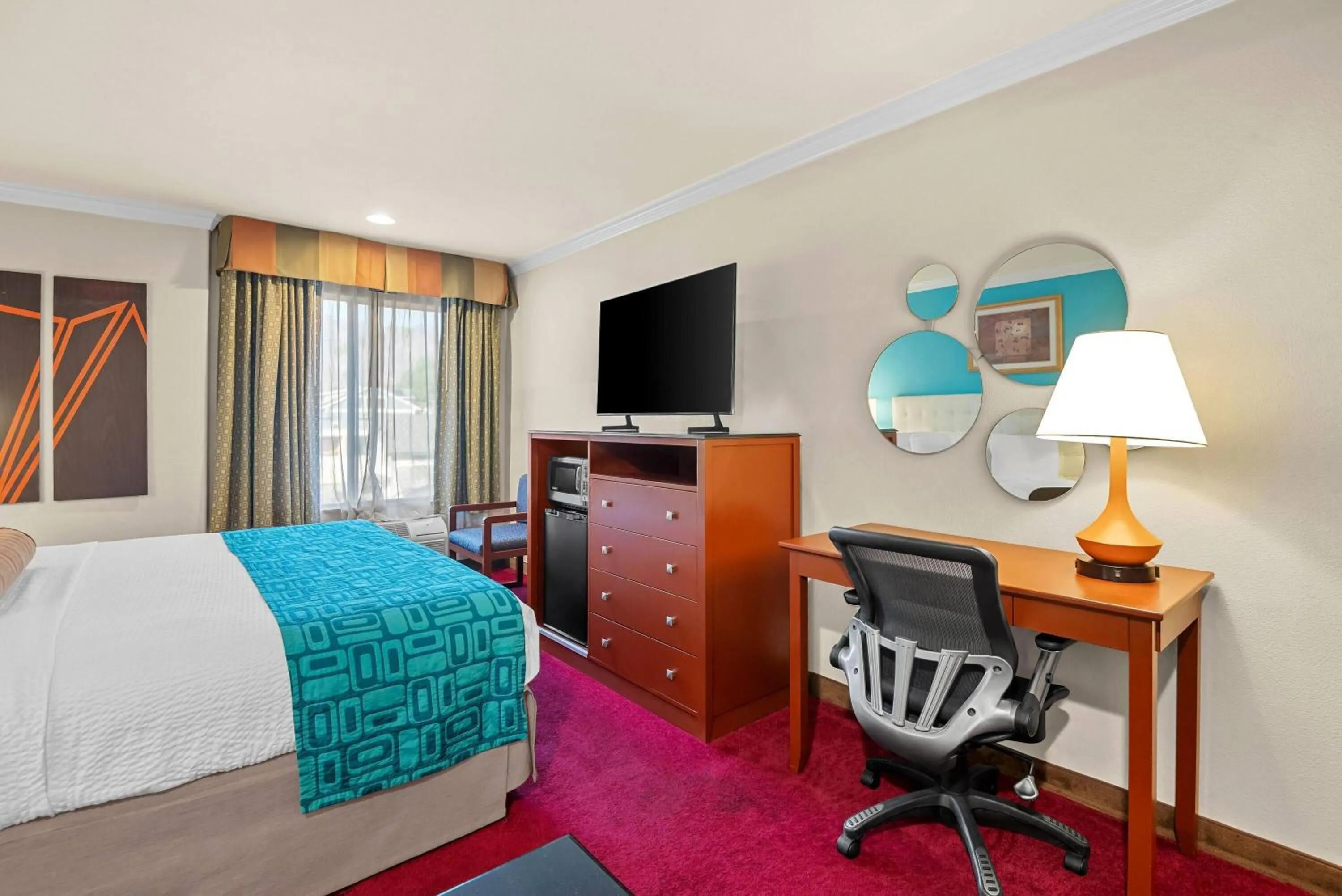 Bed in Howard Johnson by Wyndham Pasadena