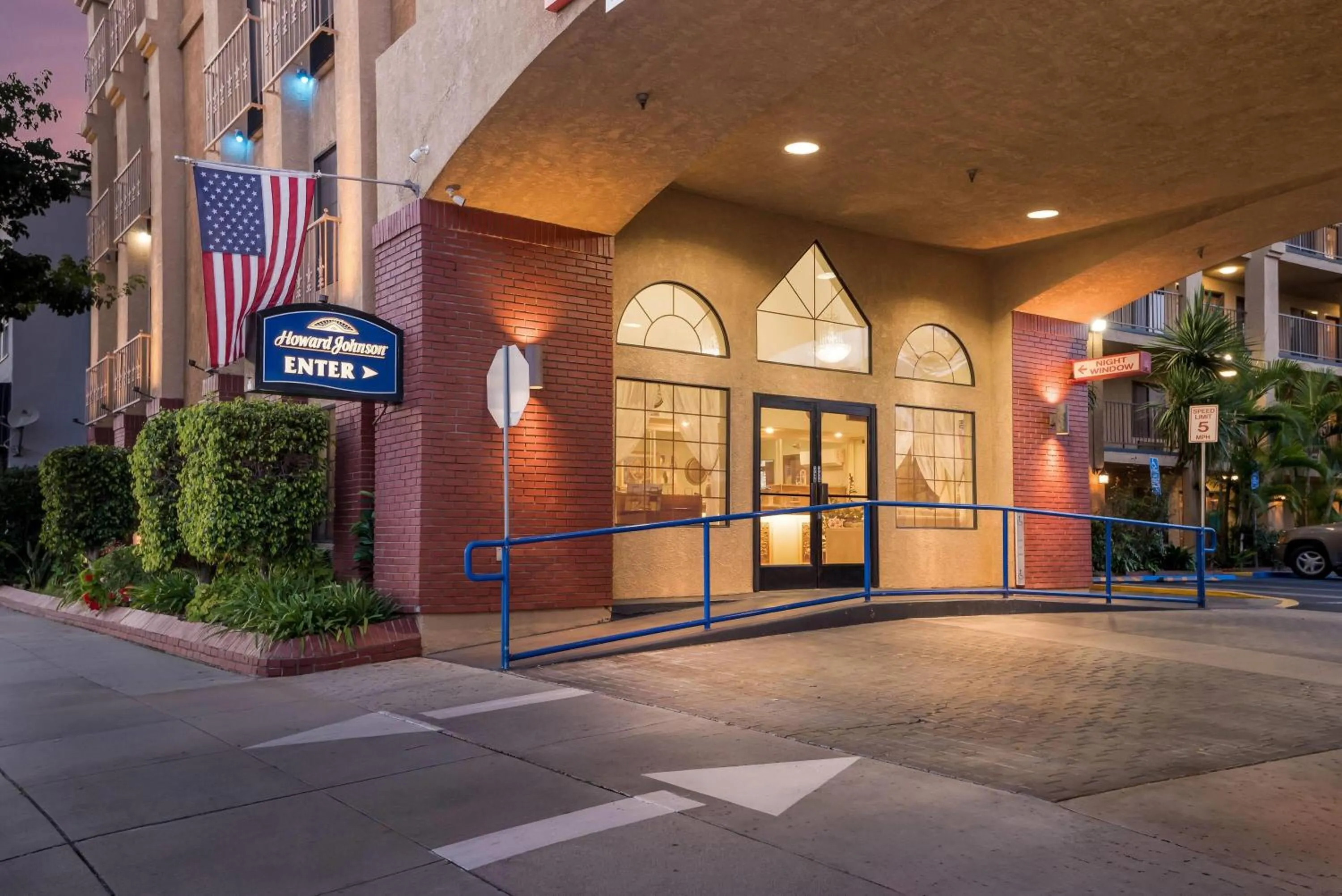 Property building in Howard Johnson by Wyndham Pasadena
