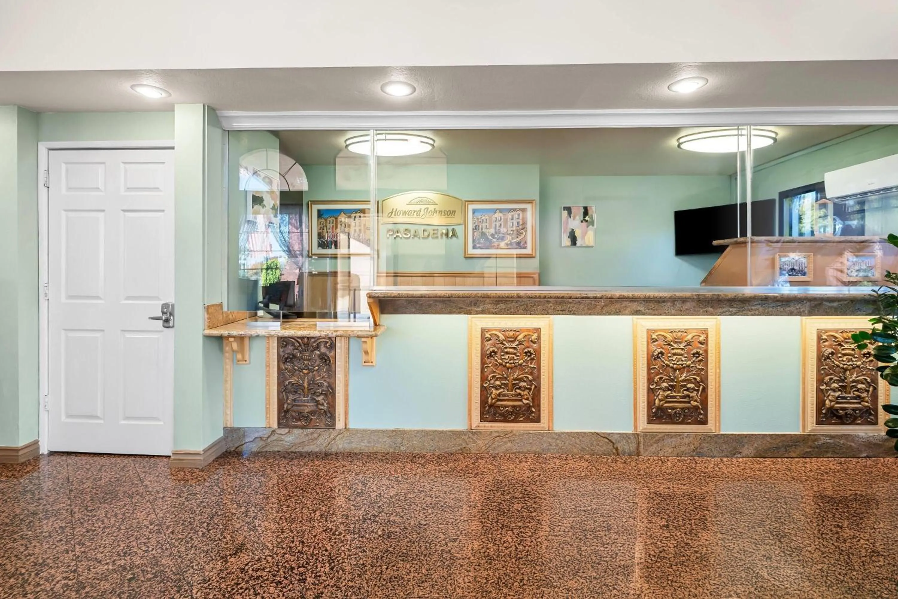 Lobby or reception in Howard Johnson by Wyndham Pasadena