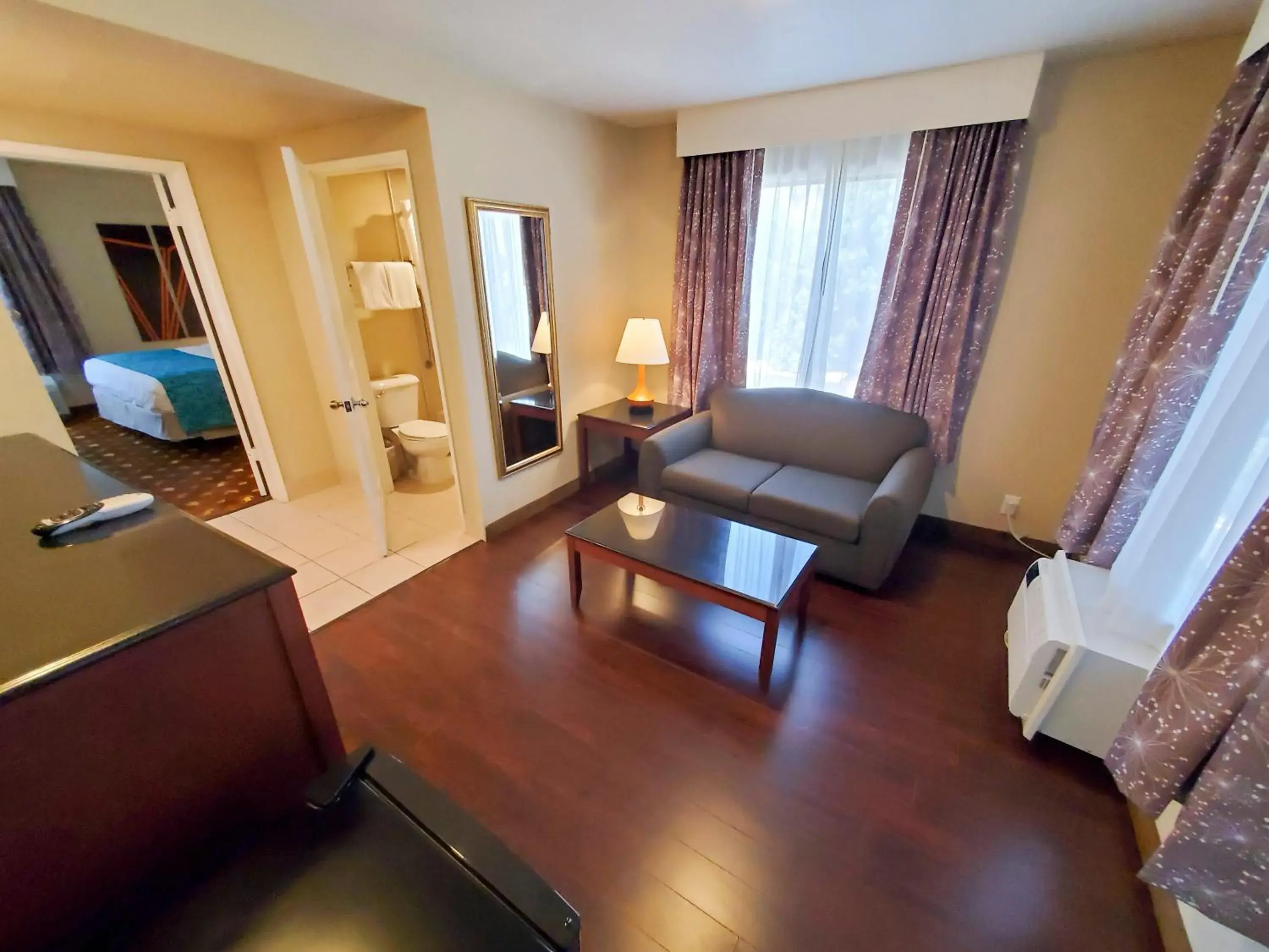 Photo of the whole room, Bed in Howard Johnson by Wyndham Pasadena Photo of the whole room, Bed in Howard Johnson by Wyndham Pasadena