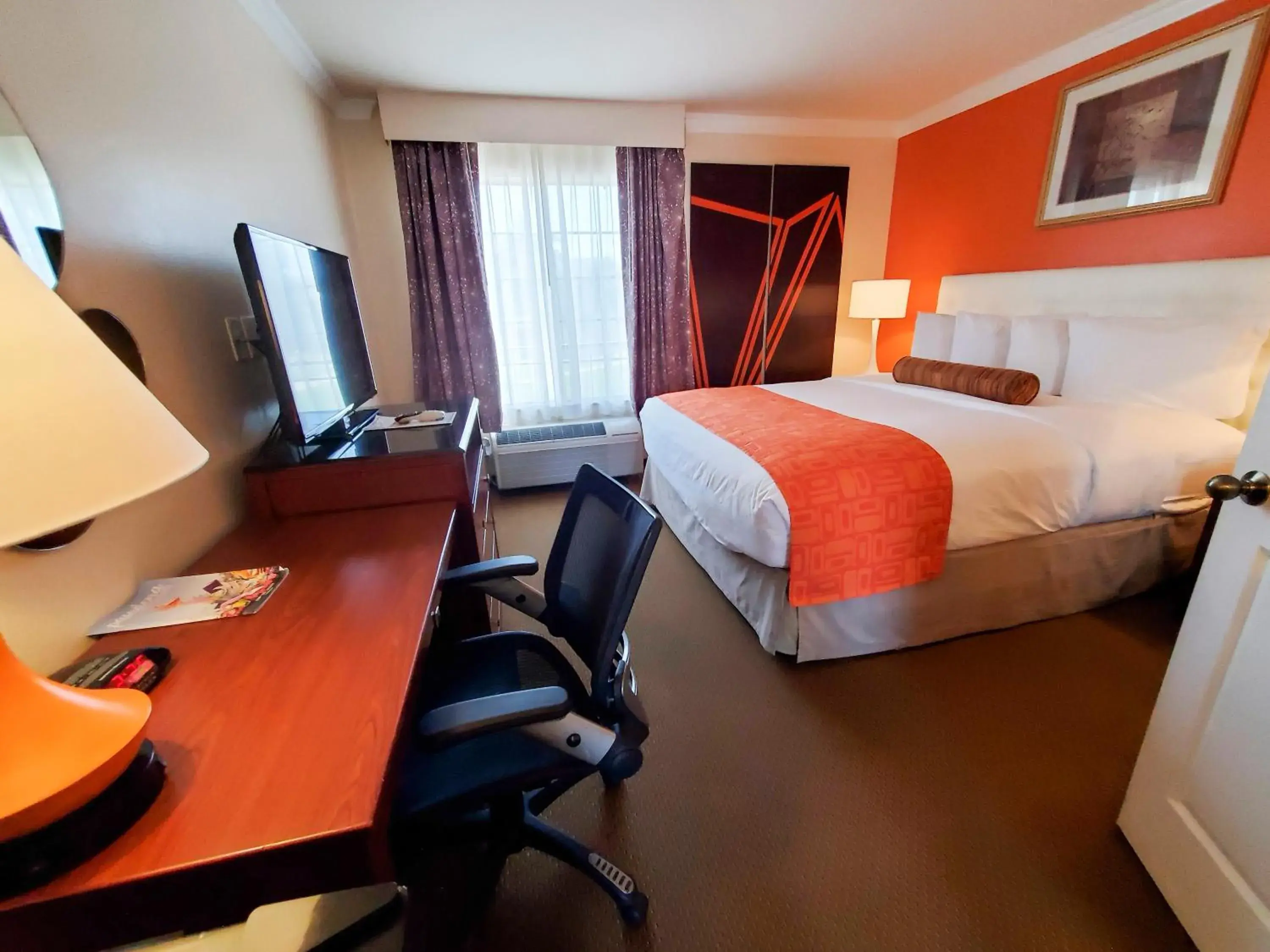 Photo of the whole room, Bed in Howard Johnson by Wyndham Pasadena Photo of the whole room, Bed in Howard Johnson by Wyndham Pasadena