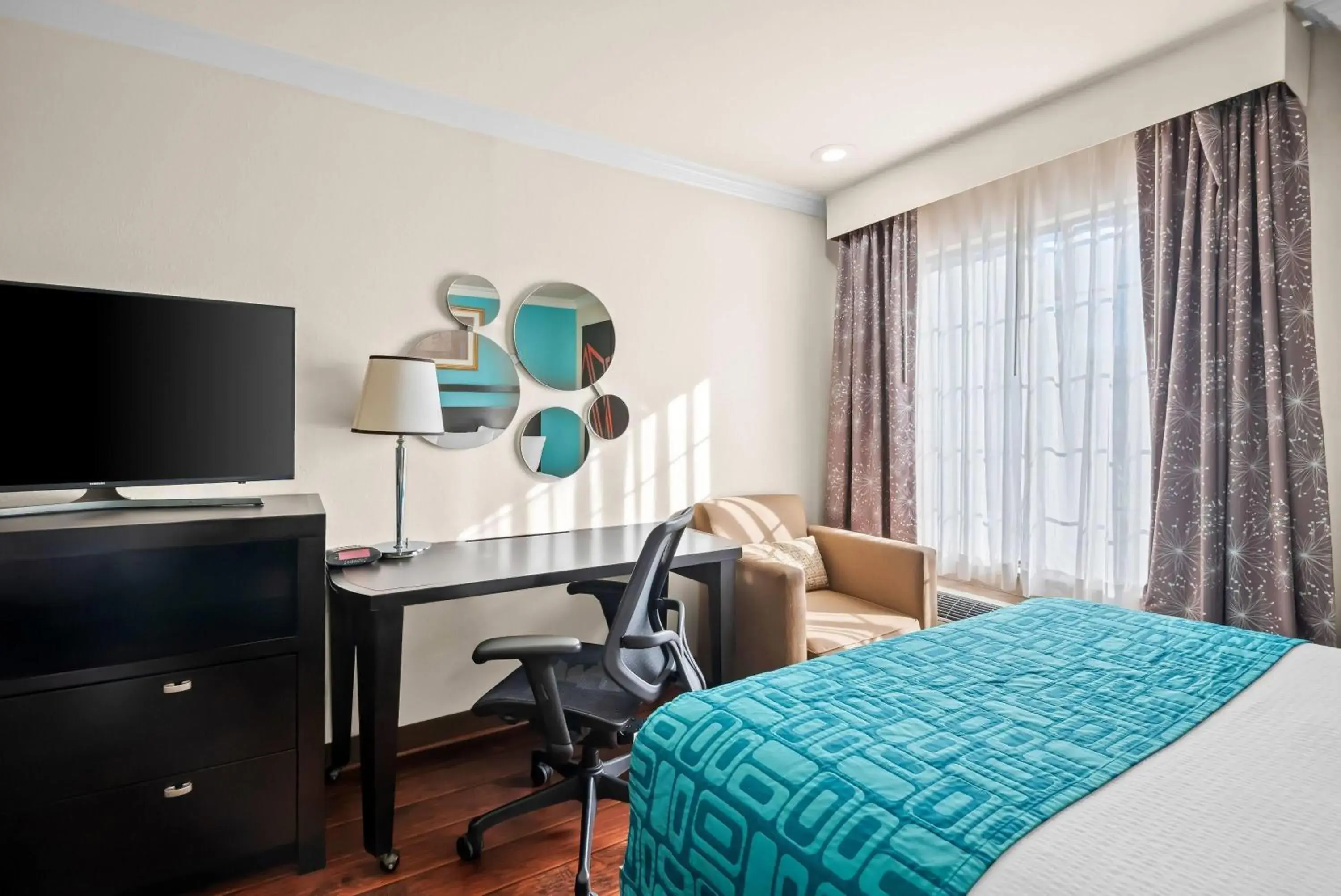 Bed in Howard Johnson by Wyndham Pasadena Bed in Howard Johnson by Wyndham Pasadena