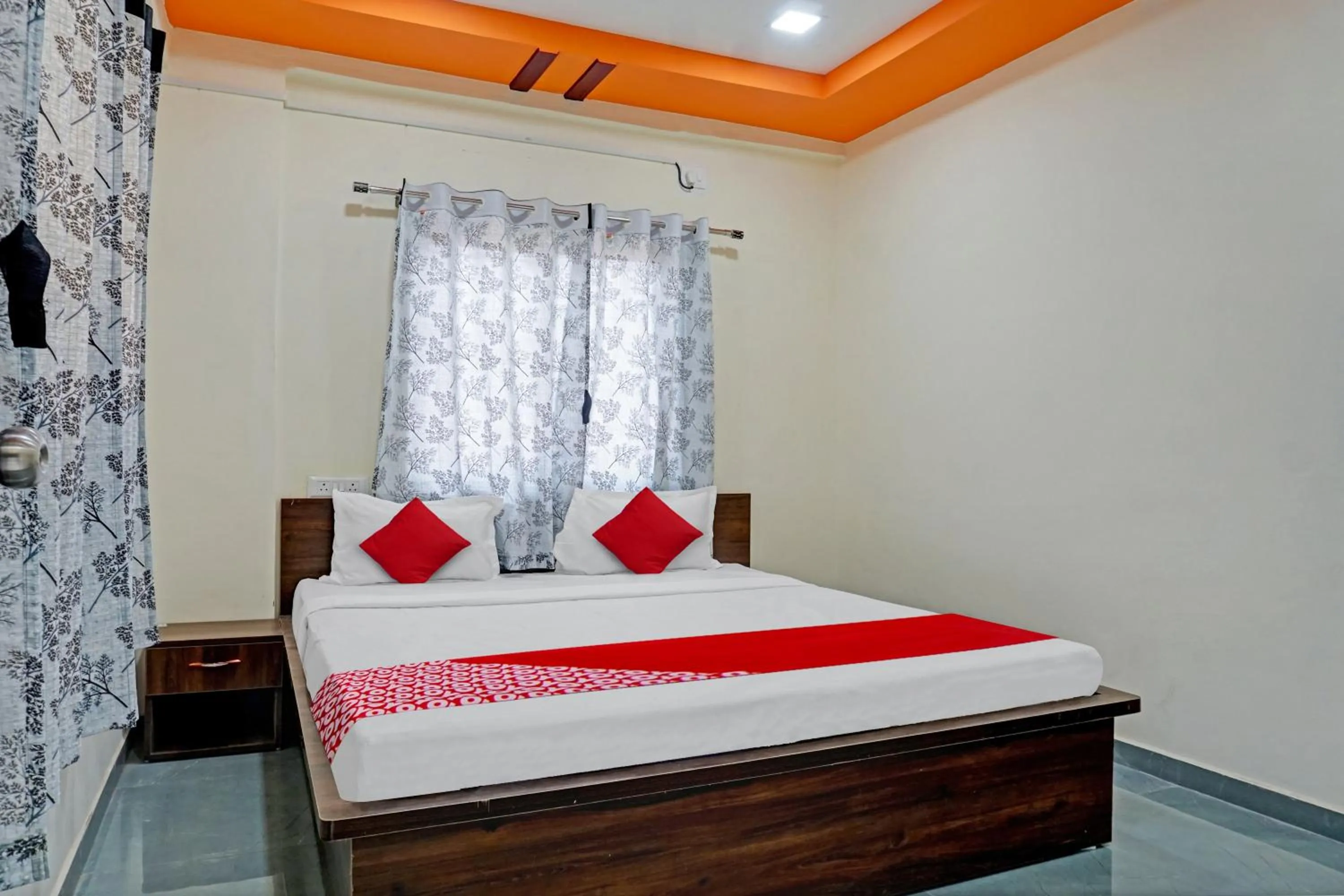 Facade/entrance in OYO Flagship Sai Balaji Lodge