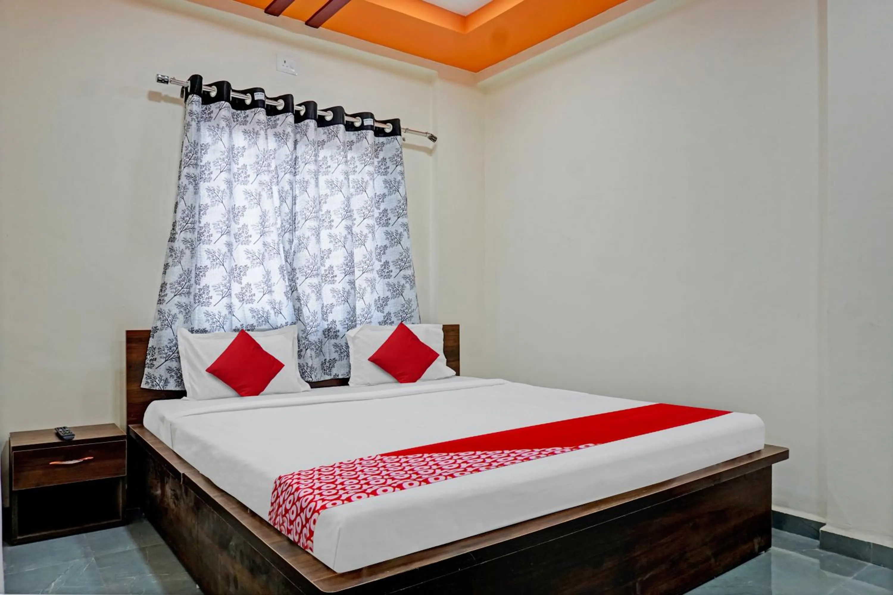 Facade/entrance, Bed in Hotel O Shanaya Lodging