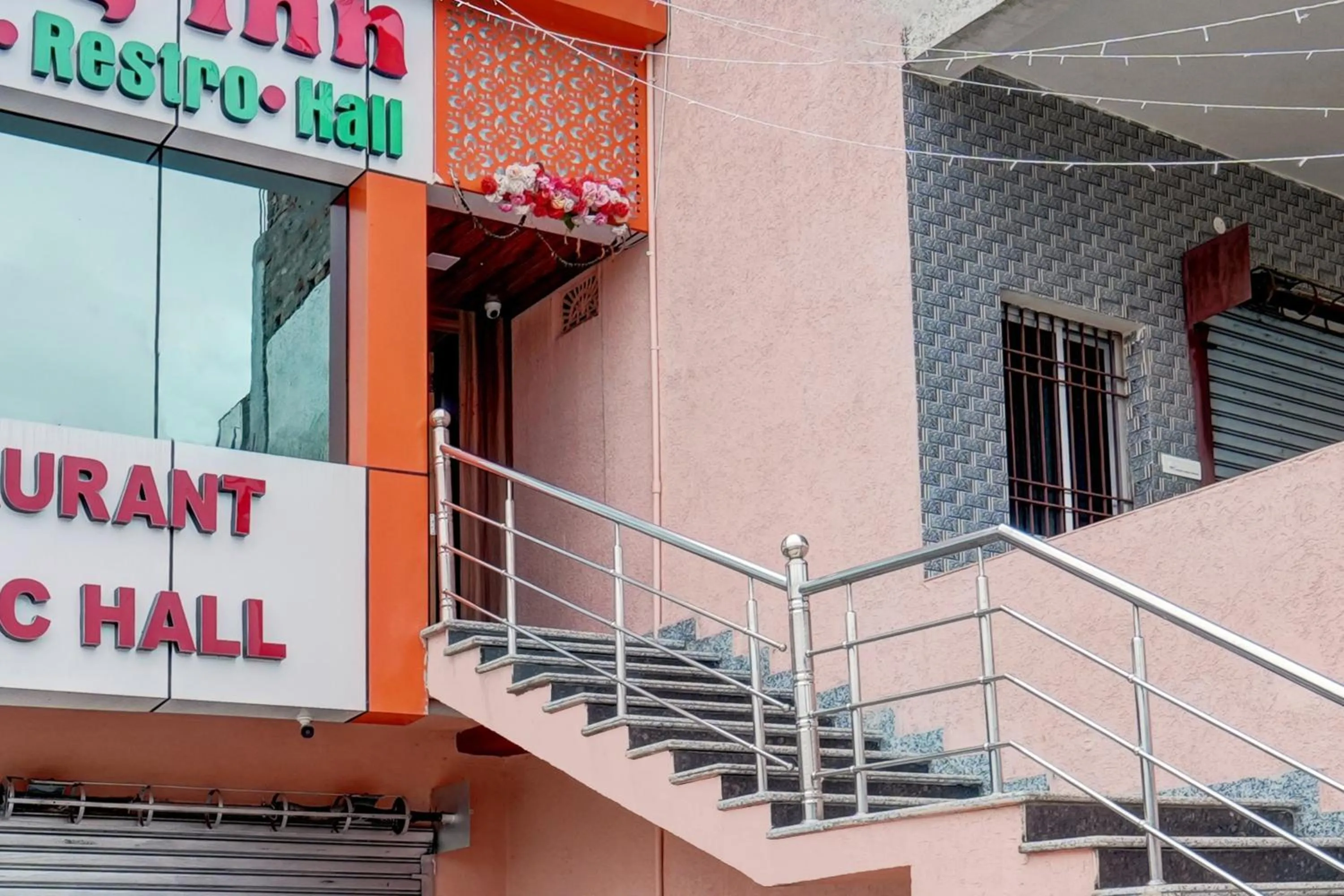 Facade/entrance in Hotel O Snug Inn