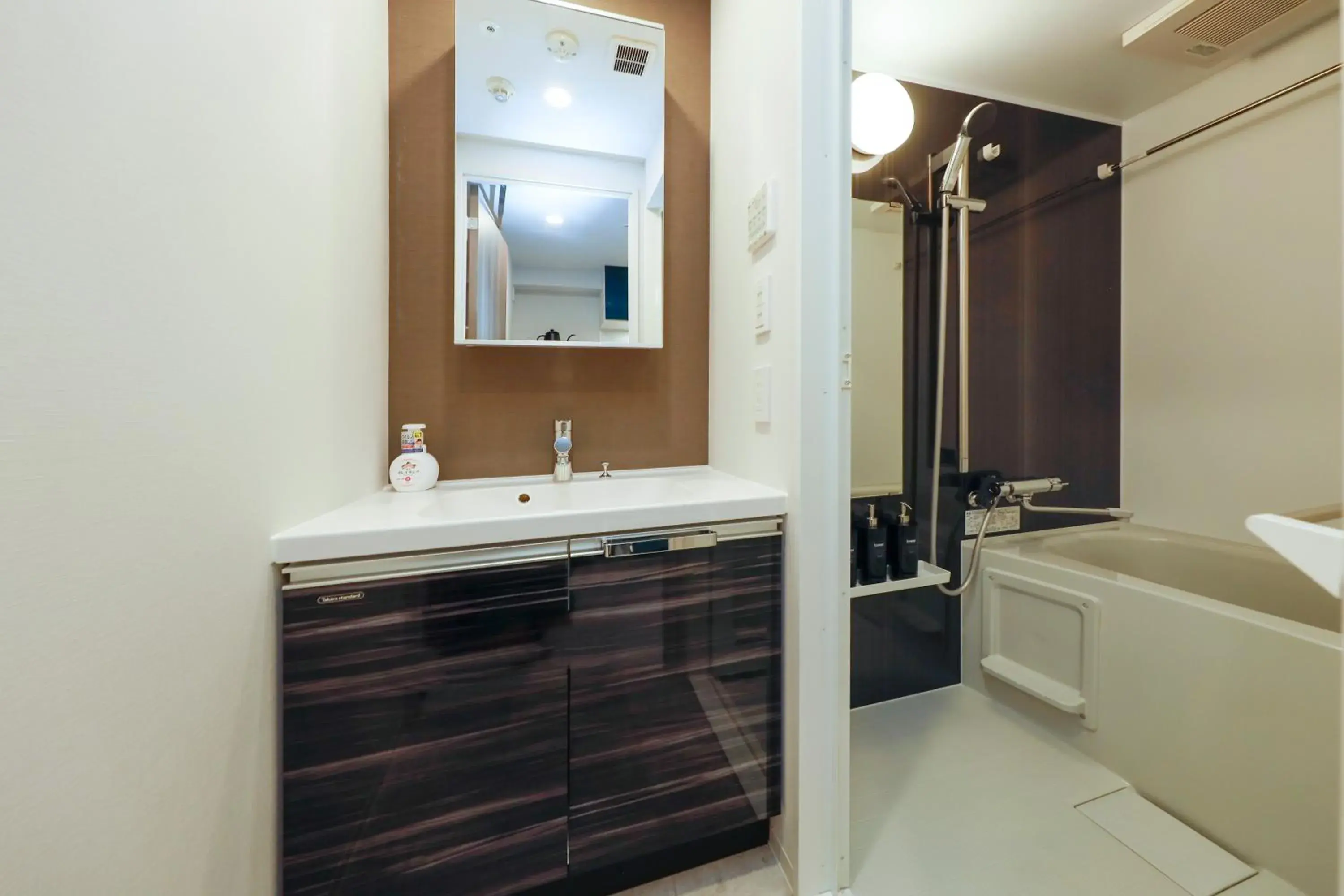 One-Bedroom Apartment in Seaside Tamachi by Tranova One-Bedroom Apartment in Seaside Tamachi by Tranova