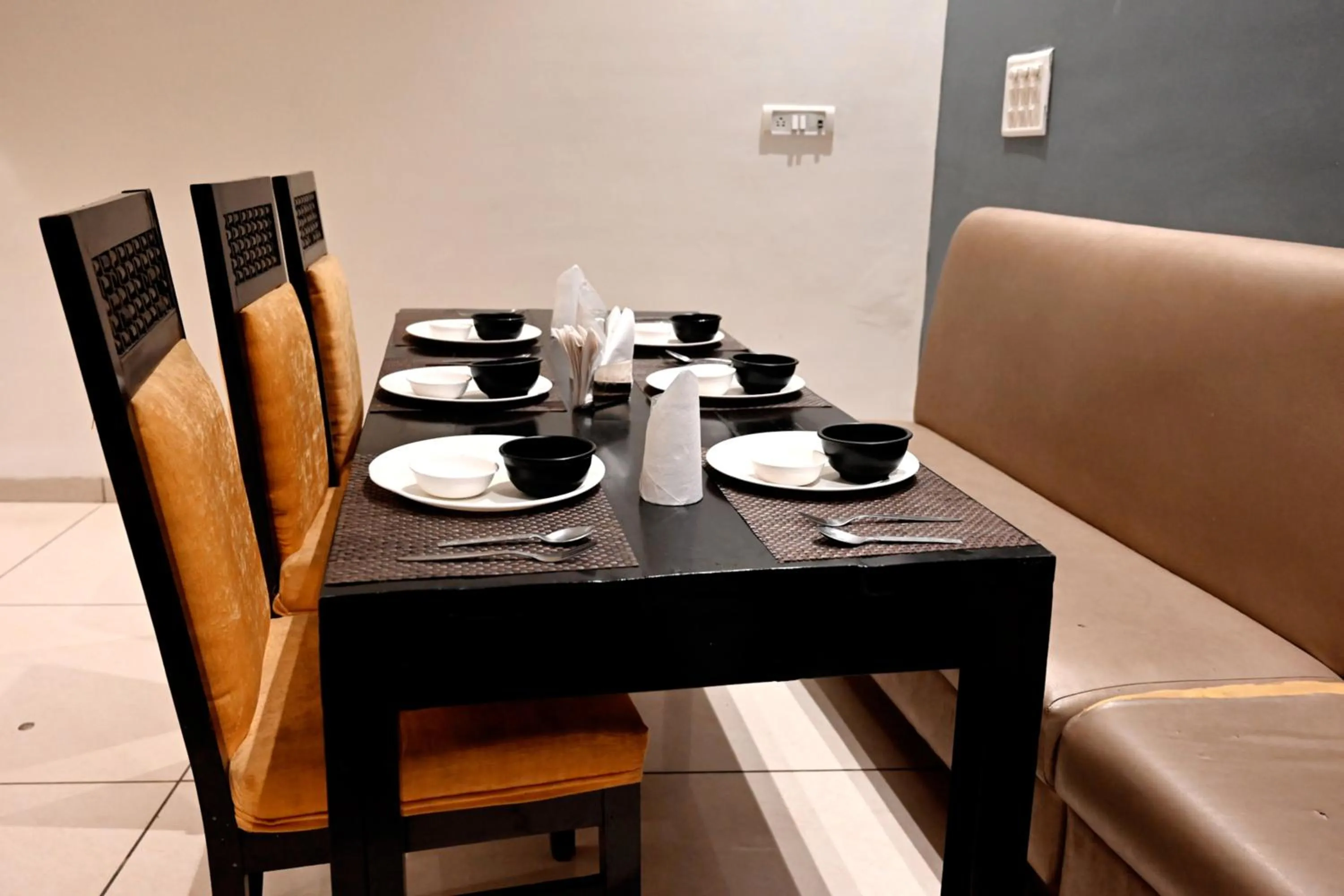 Restaurant/places to eat in Hotel Badrika Inn