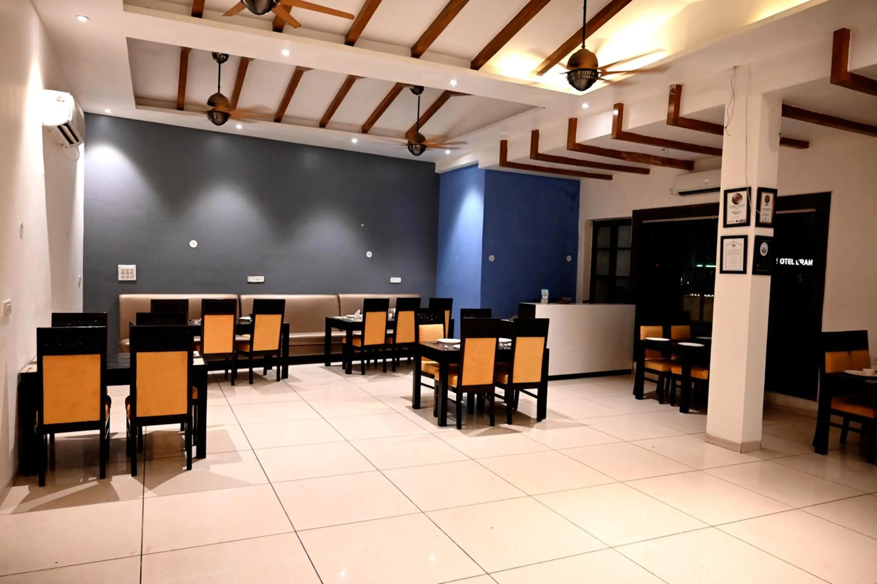 Restaurant/places to eat in Hotel Badrika Inn