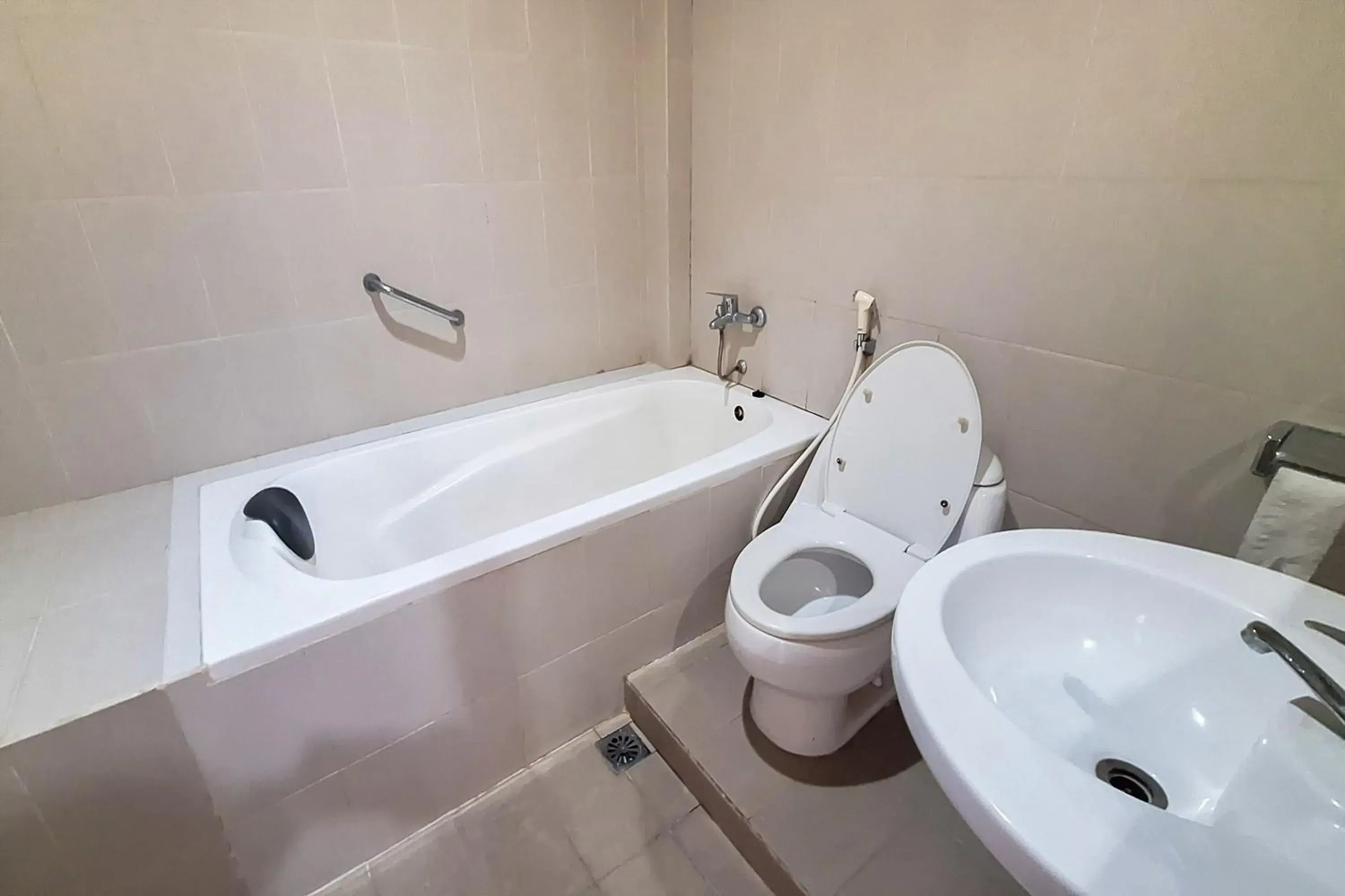 Bathroom in Urbanview Hotel Surya Kahayan Palangkaraya by RedDoorz Bathroom in Urbanview Hotel Surya Kahayan Palangkaraya by RedDoorz