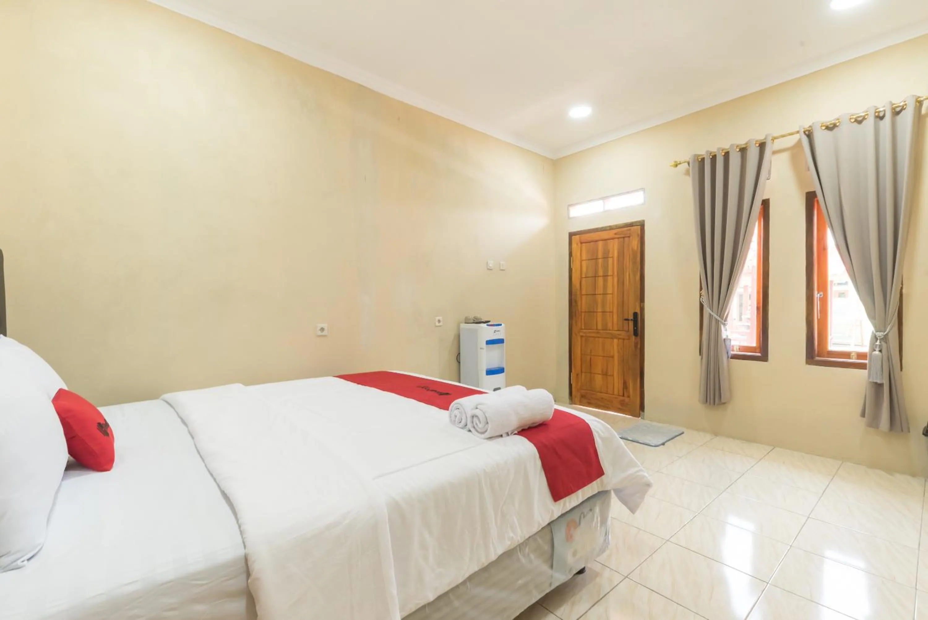 Bedroom, Bed in RedDoorz Resort @ Ciater 2