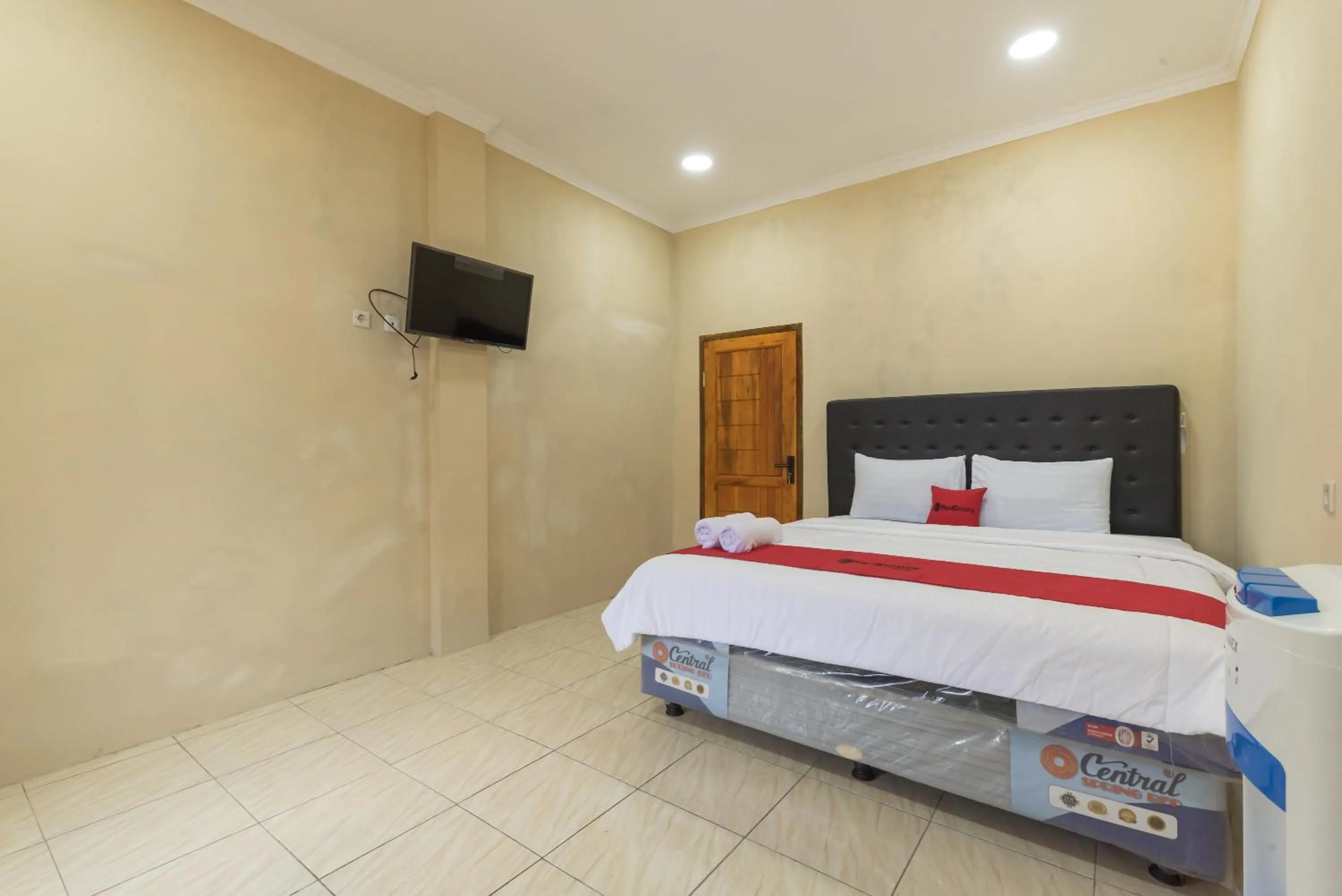 Bedroom, Bed in RedDoorz Resort @ Ciater 2