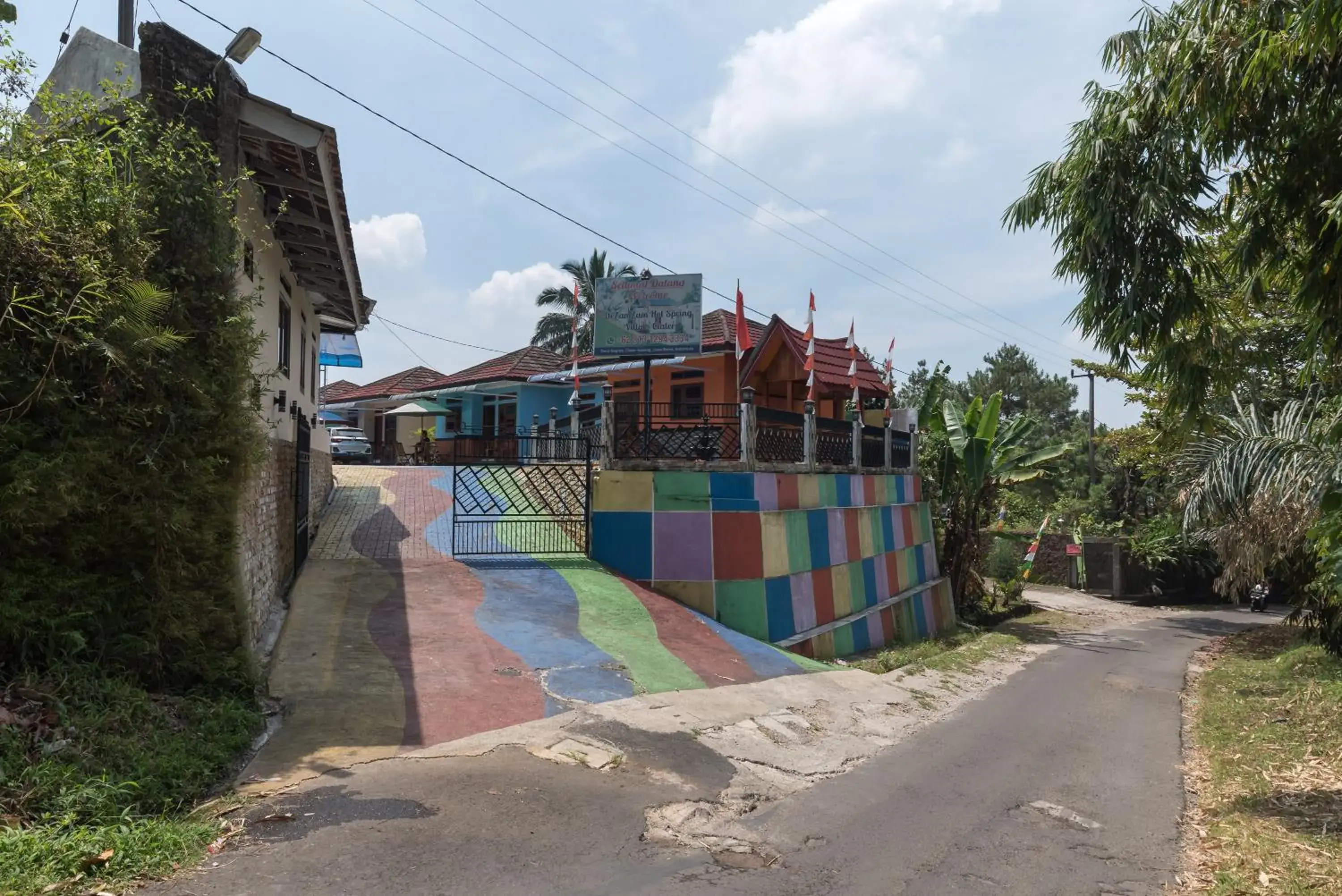 Facade/entrance in RedDoorz Resort @ Ciater 2 Facade/entrance in RedDoorz Resort @ Ciater 2