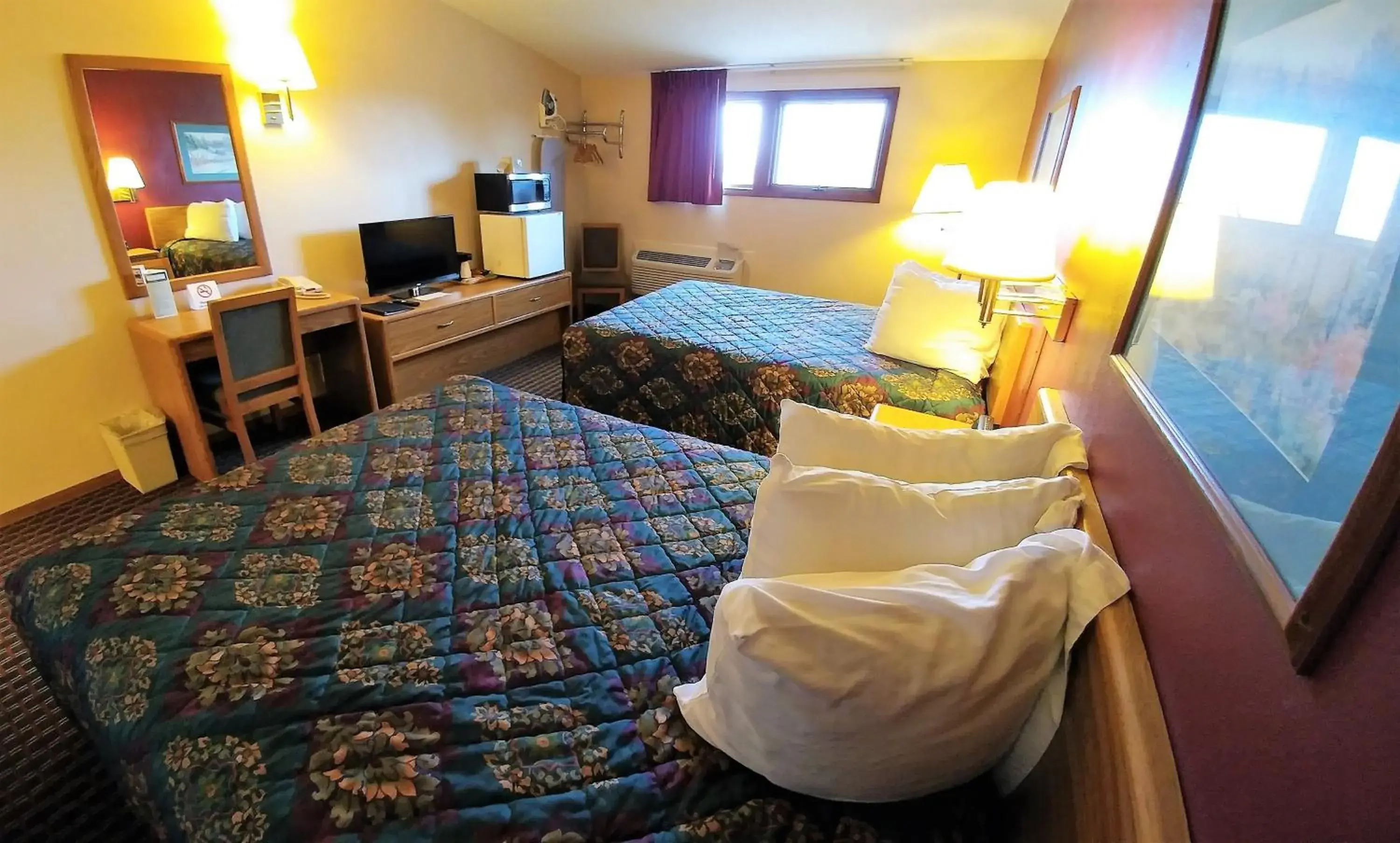Bed in Red Carpet Inn - Windom Bed in Red Carpet Inn - Windom