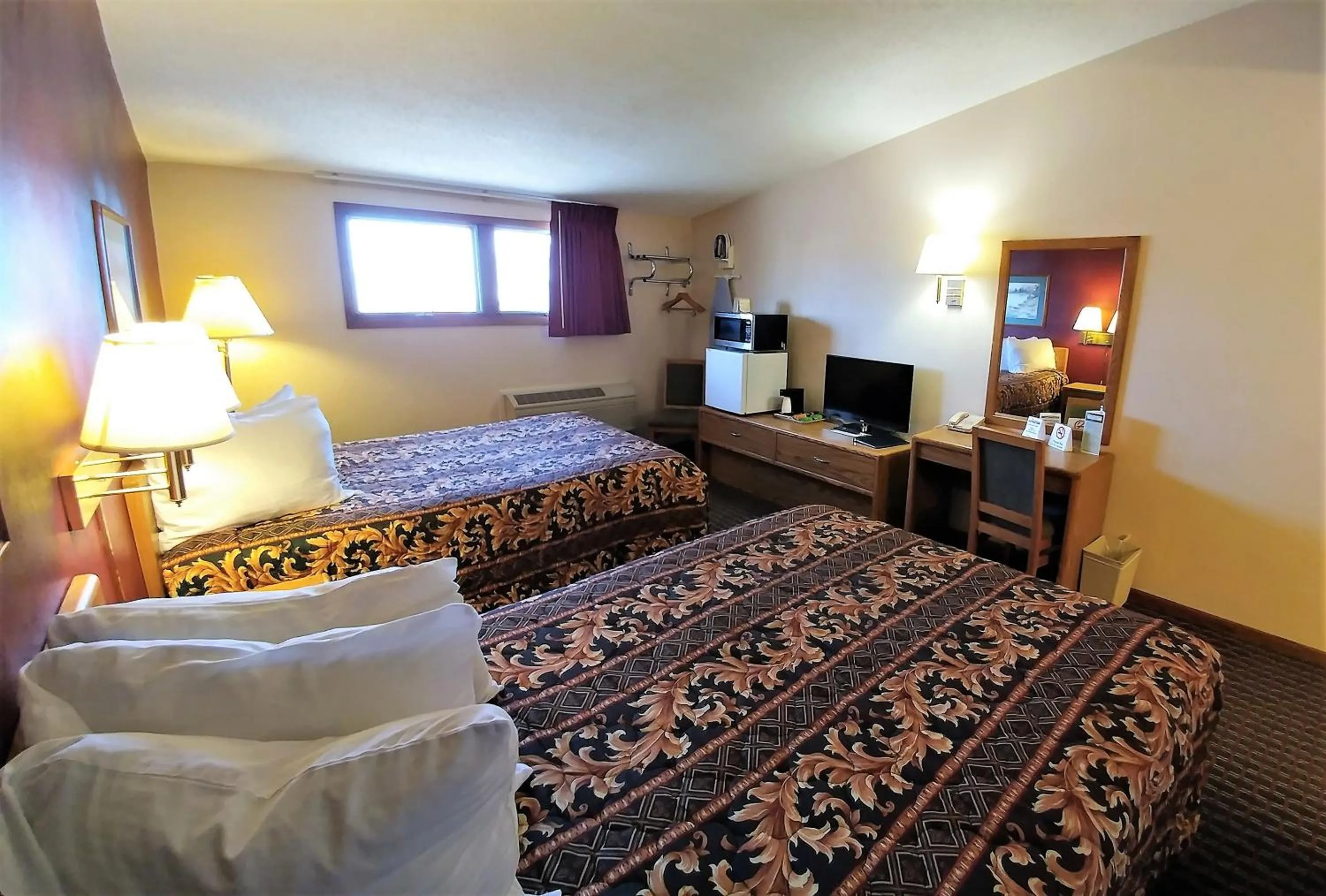 Bed in Red Carpet Inn - Windom