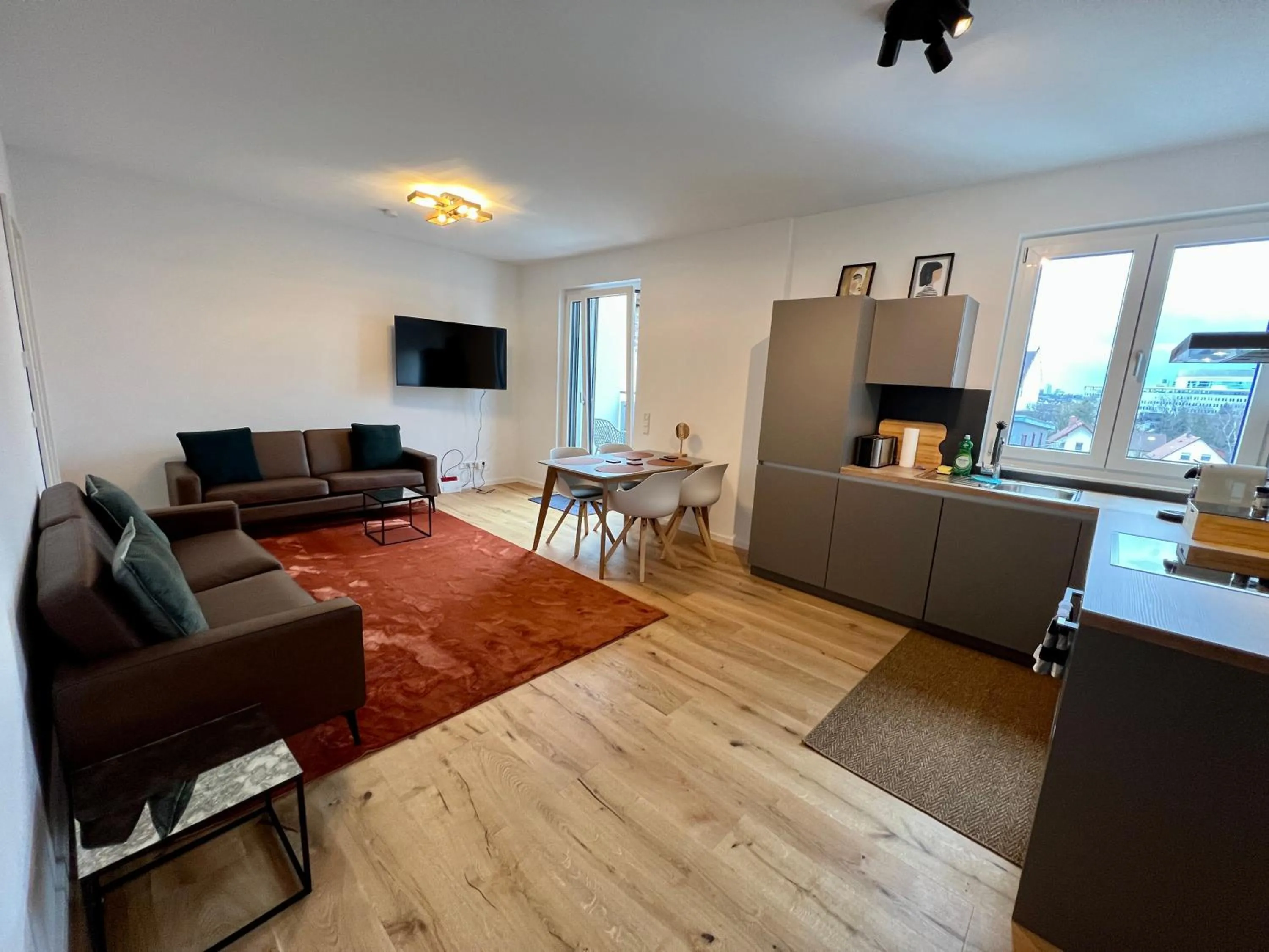Communal lounge/ TV room in Workplace Apt/27inch Screen for 2 or 4/Kitchen