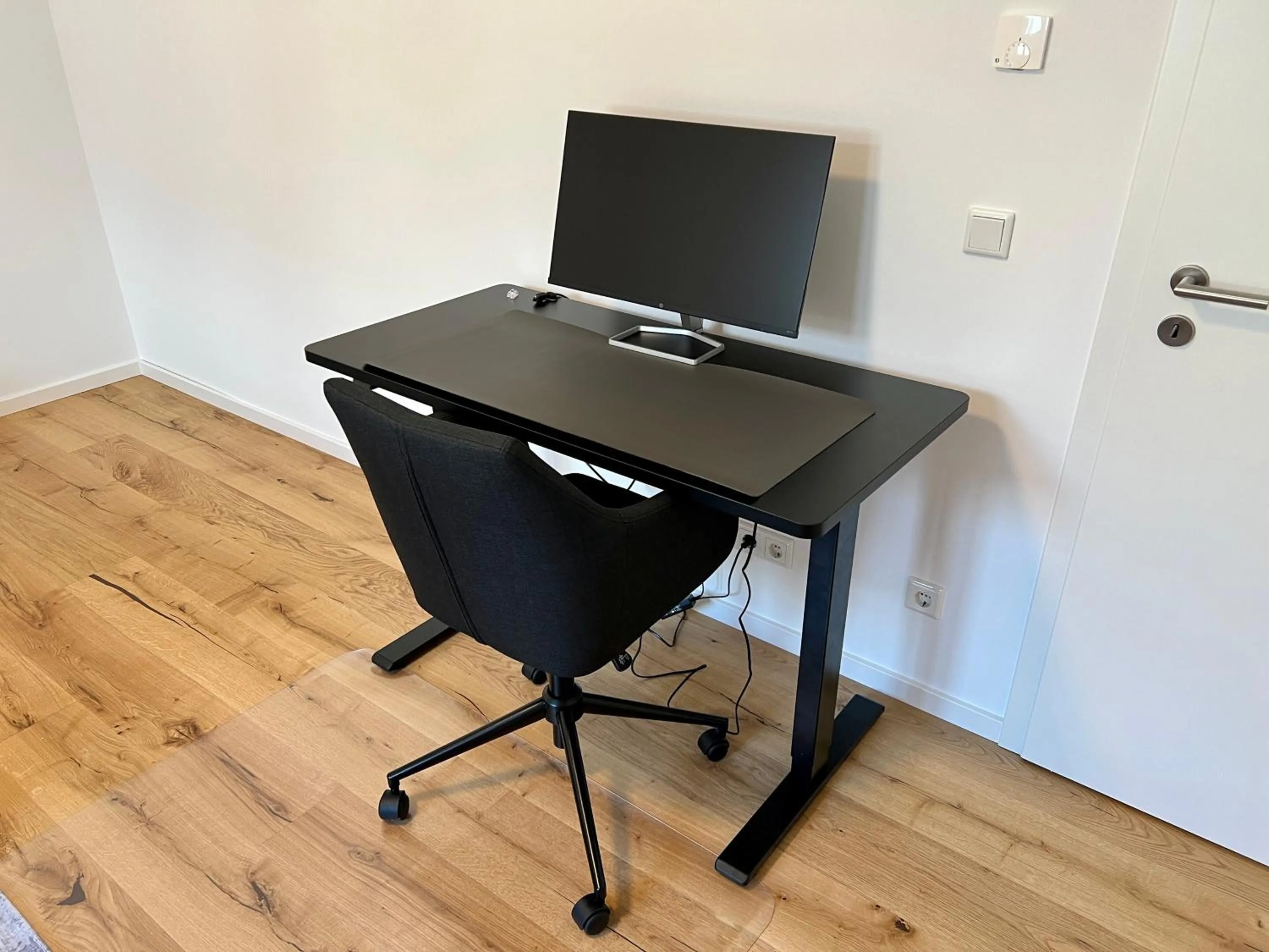hair dresser in Workplace Apt/27inch Screen for 2 or 4/Kitchen