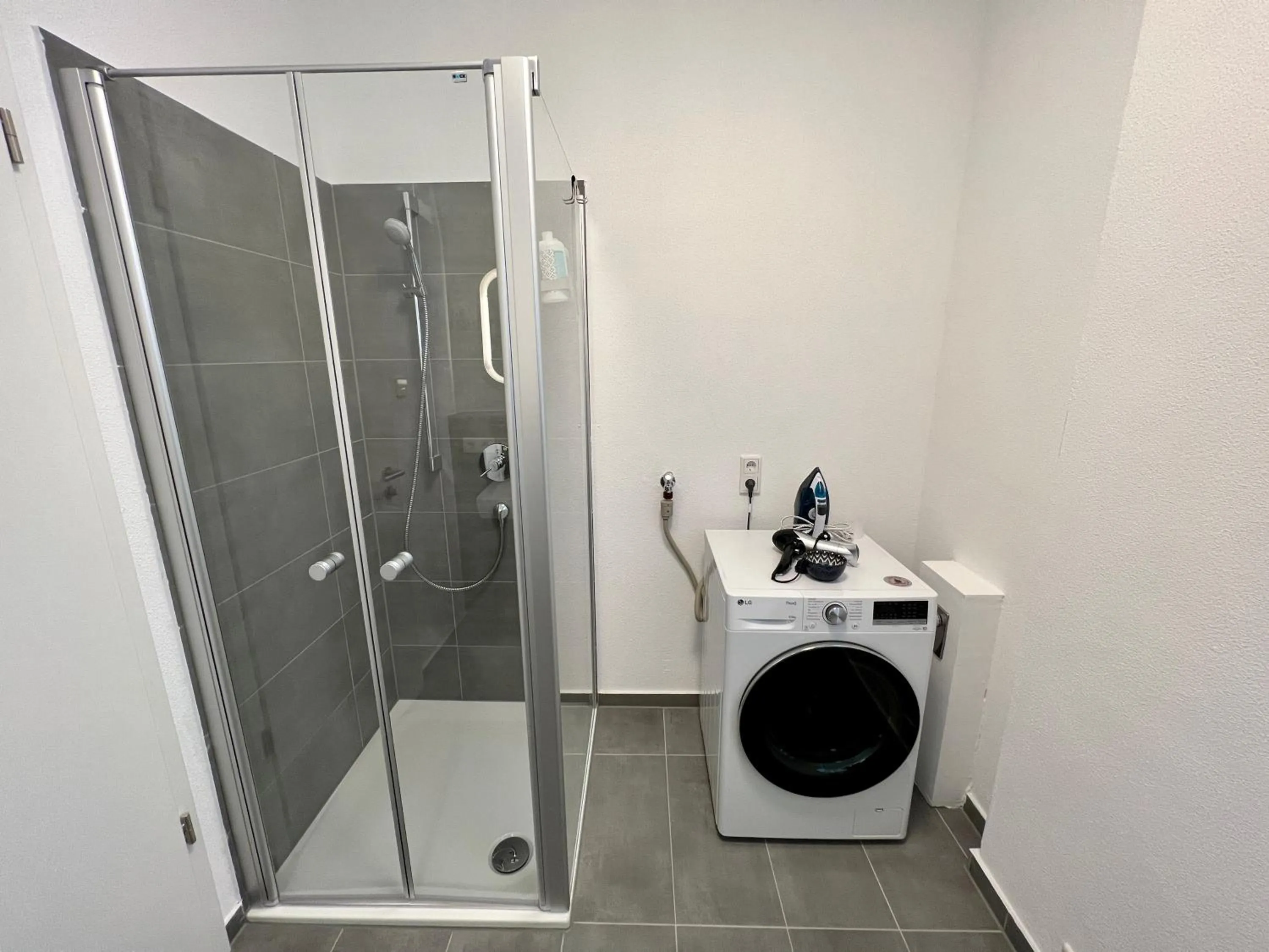 Shower in Workplace Apt/27inch Screen for 2 or 4/Kitchen