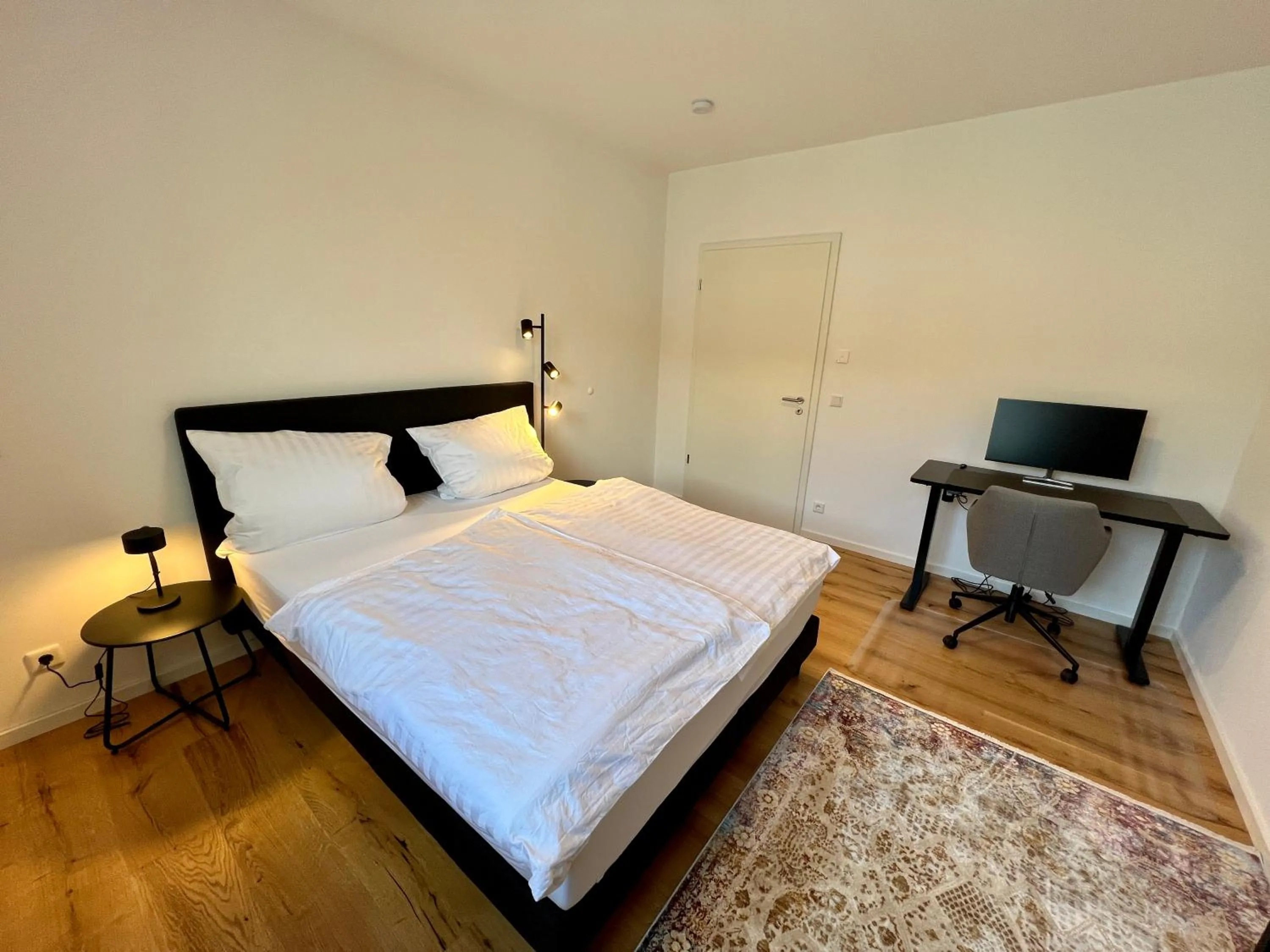 Bed in Workplace Apt/27inch Screen for 2 or 4/Kitchen