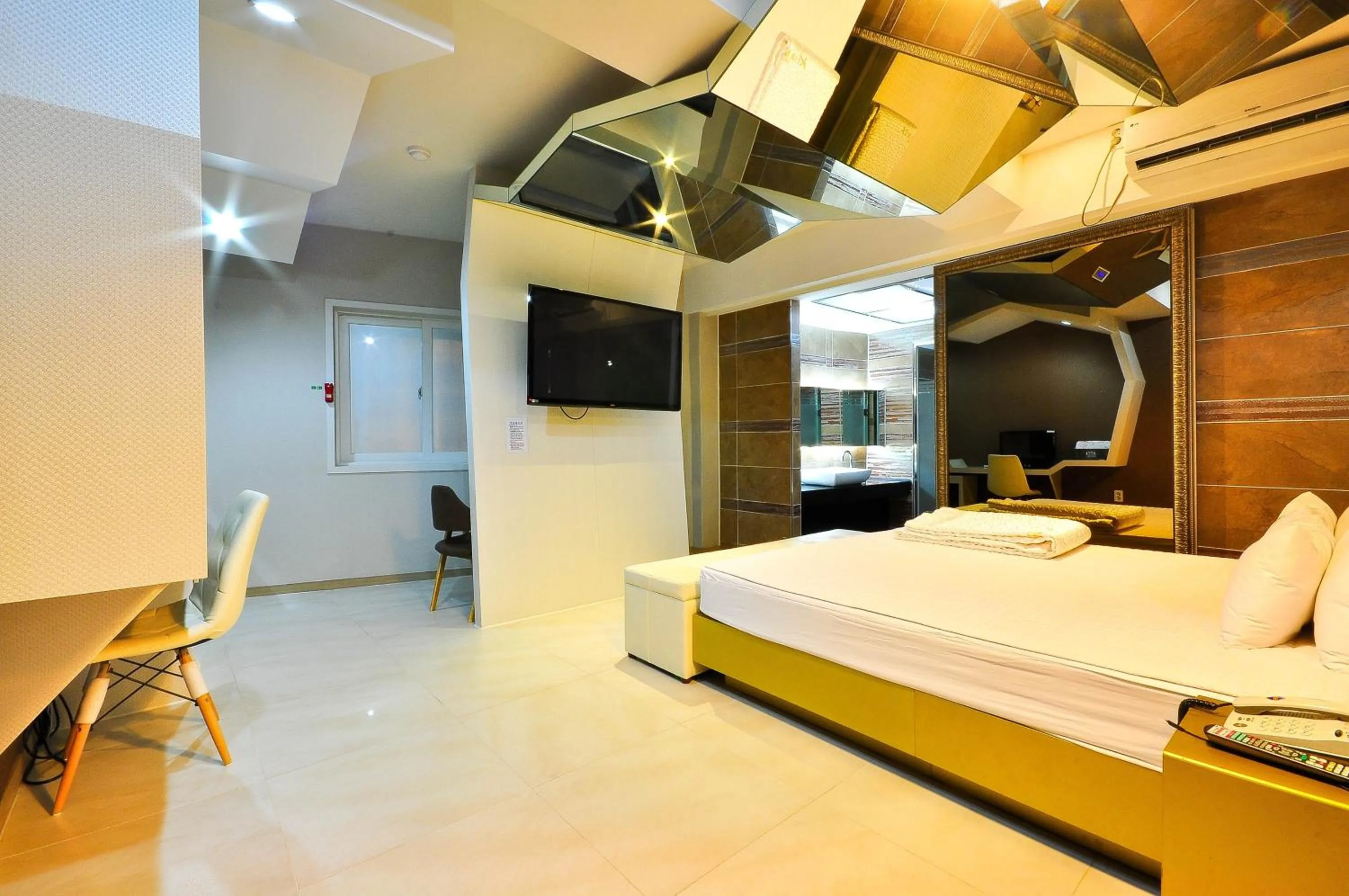 TV and multimedia, Bed in Boutique Hotel Aria Nampo