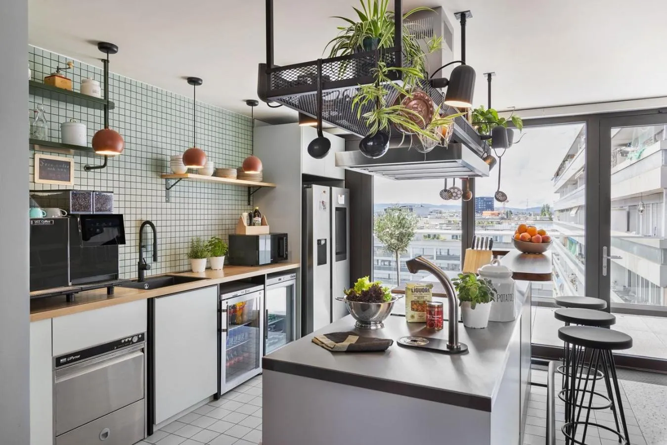 Communal kitchen in Stay KooooK Geneva City - Online Check In